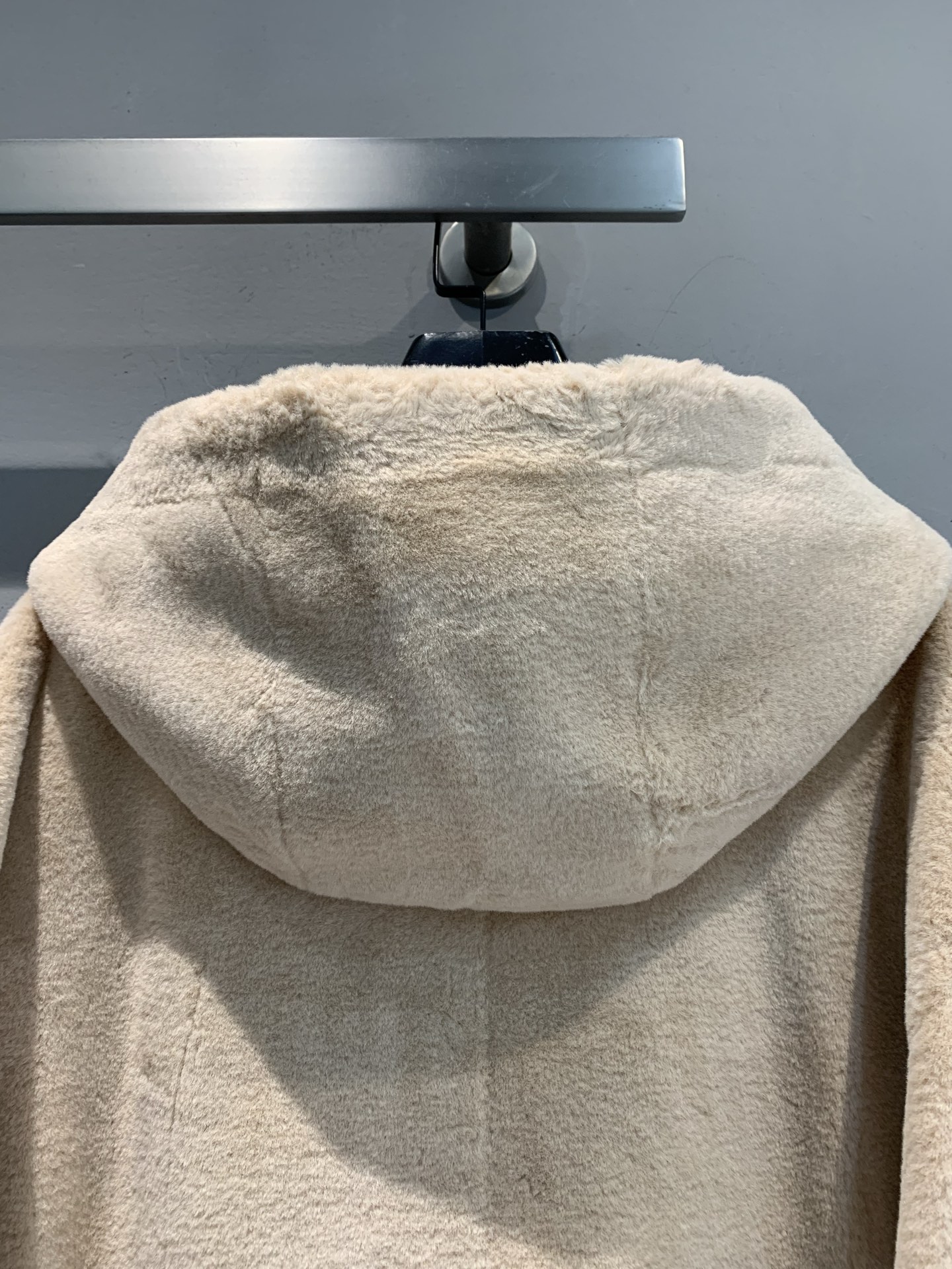 新款🔥出货啦📢 大货实拍 Miumi*2025秋冬新款时髦百搭羊皮毛连帽外套，采用柔软羊皮毛材质，秋冬穿