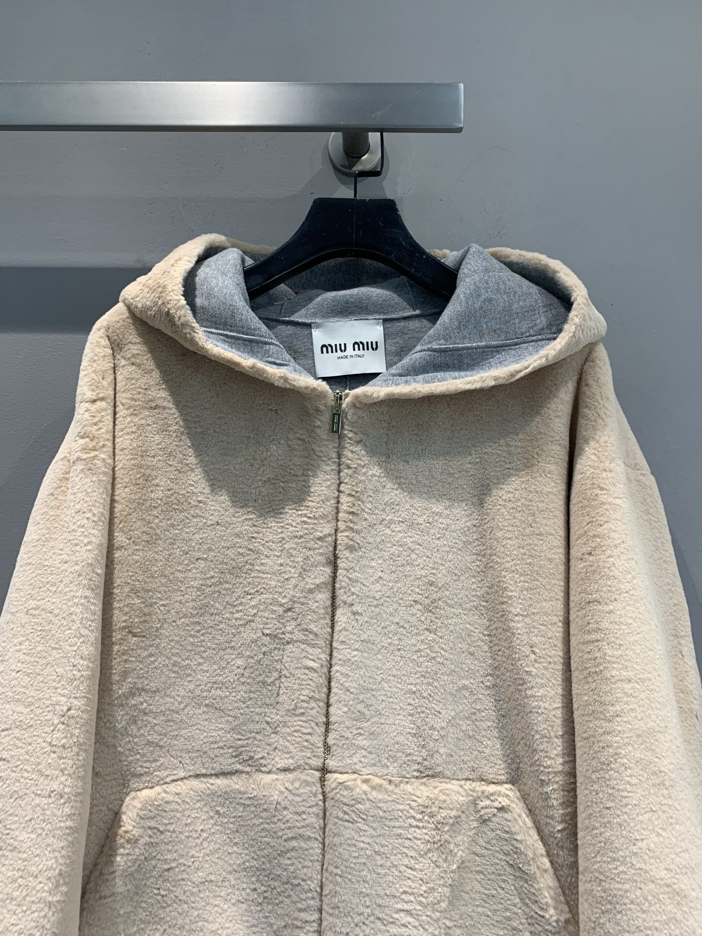 新款🔥出货啦📢 大货实拍 Miumi*2025秋冬新款时髦百搭羊皮毛连帽外套，采用柔软羊皮毛材质，秋冬穿