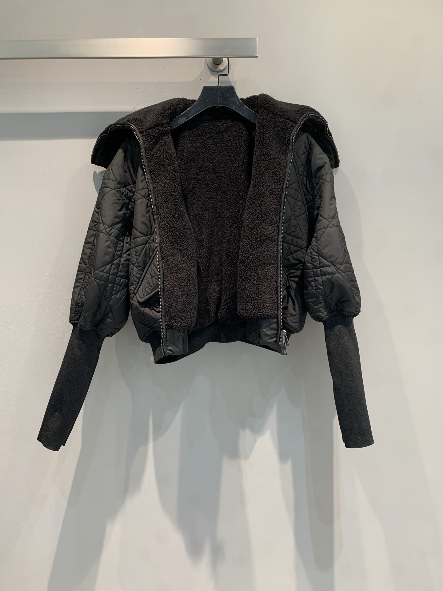 新款🔥出货啦📢 大货实拍 CD2025秋冬新款海军风羊羔毛领菱格纹棉服。经典菱格纹+羊羔毛翻领，优雅又保