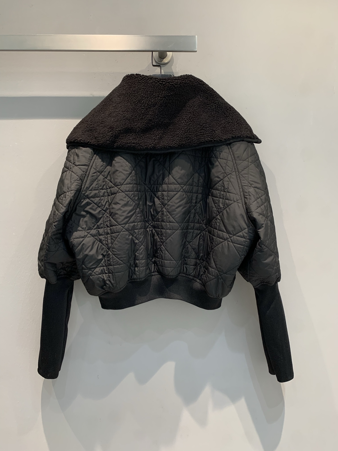 新款🔥出货啦📢 大货实拍 CD2025秋冬新款海军风羊羔毛领菱格纹棉服。经典菱格纹+羊羔毛翻领，优雅又保