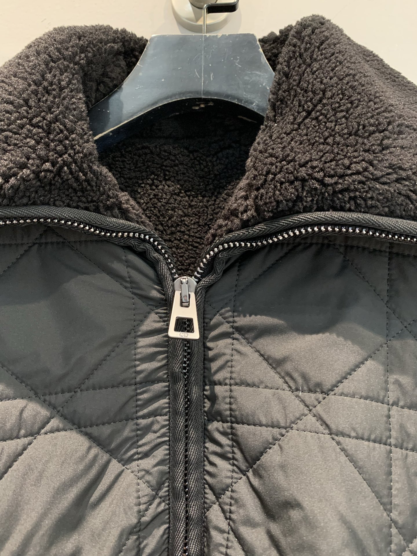 新款🔥出货啦📢 大货实拍 CD2025秋冬新款海军风羊羔毛领菱格纹棉服。经典菱格纹+羊羔毛翻领，优雅又保