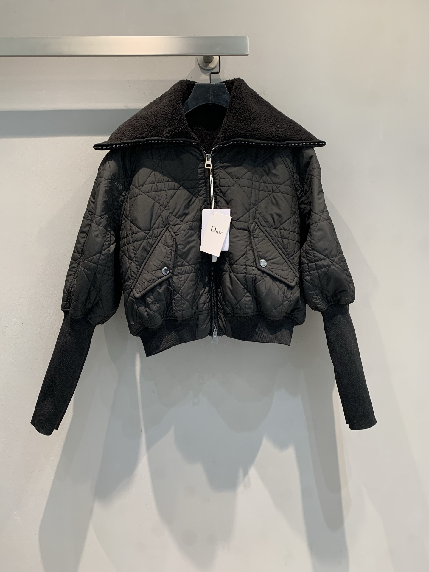 NO:564033,The new model is shipped. Real photos of the CD2025 new autumn and winter navy-style lamb fur collar rhombus cotton jacket. Classic rhombus pattern + lamb fur lapel, elegant and warm! Short jacket design, ribbed cuffs, windproof, super suitable for autumn and winter. Double pockets + zipper on the front, practical and stylish, exquisite details, hand-made checkered pattern, perfect texture. Can be easily used for daily commuting or leisure, paired with high-waisted pants/skirts, the proportions are straightened out!  Size 36 38 40,,skirts,jackets & coats,alexander wang19860909新款出货啦大货实拍 CD2025秋冬新款海军风羊羔毛领菱格纹棉服.经典菱格纹+羊羔毛翻领,优雅又保暖!短款夹克设计,袖口罗纹收口,防风力up,秋冬穿超合适.正面双口袋+拉链,实用又有型,细节精致,手工对格定位格纹,质感满分计.日常通勤或休闲都能轻松驾驭,搭配高腰裤/裙,比例直接拉满! 码数36 38 40,,skirts,jackets & coats,alexander wang,Women's clothing