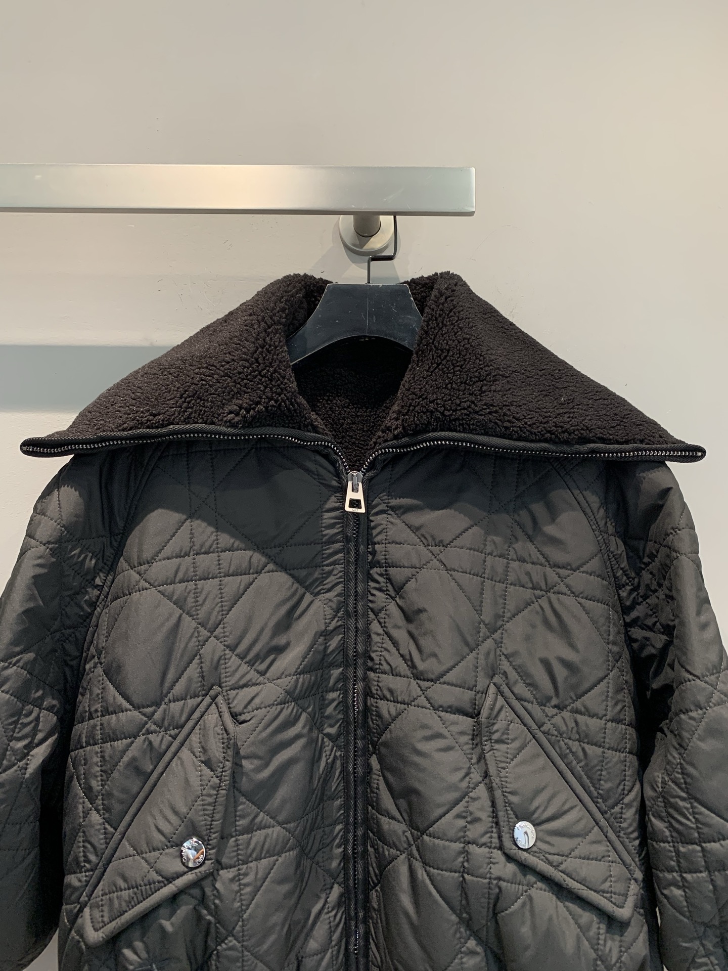 新款🔥出货啦📢 大货实拍 CD2025秋冬新款海军风羊羔毛领菱格纹棉服。经典菱格纹+羊羔毛翻领，优雅又保