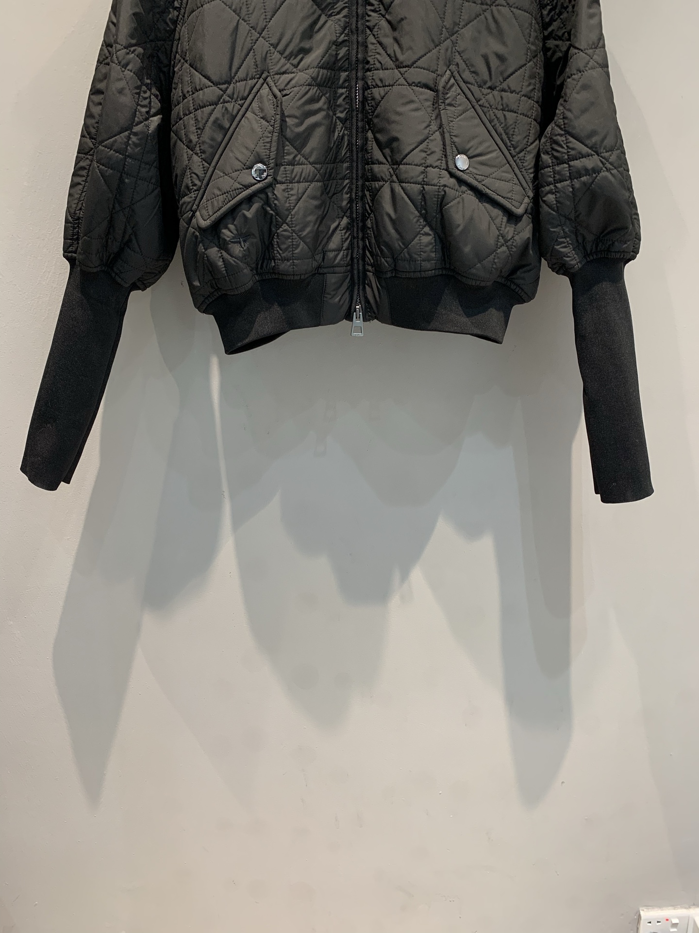 新款🔥出货啦📢 大货实拍 CD2025秋冬新款海军风羊羔毛领菱格纹棉服。经典菱格纹+羊羔毛翻领，优雅又保