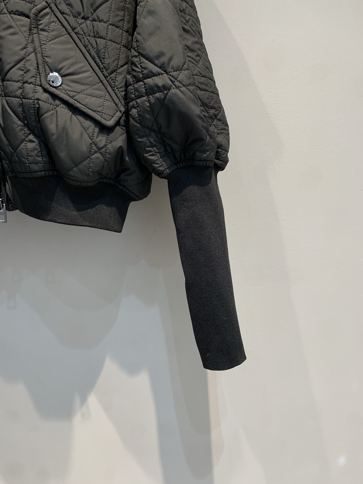 新款🔥出货啦📢 大货实拍 CD2025秋冬新款海军风羊羔毛领菱格纹棉服。经典菱格纹+羊羔毛翻领，优雅又保