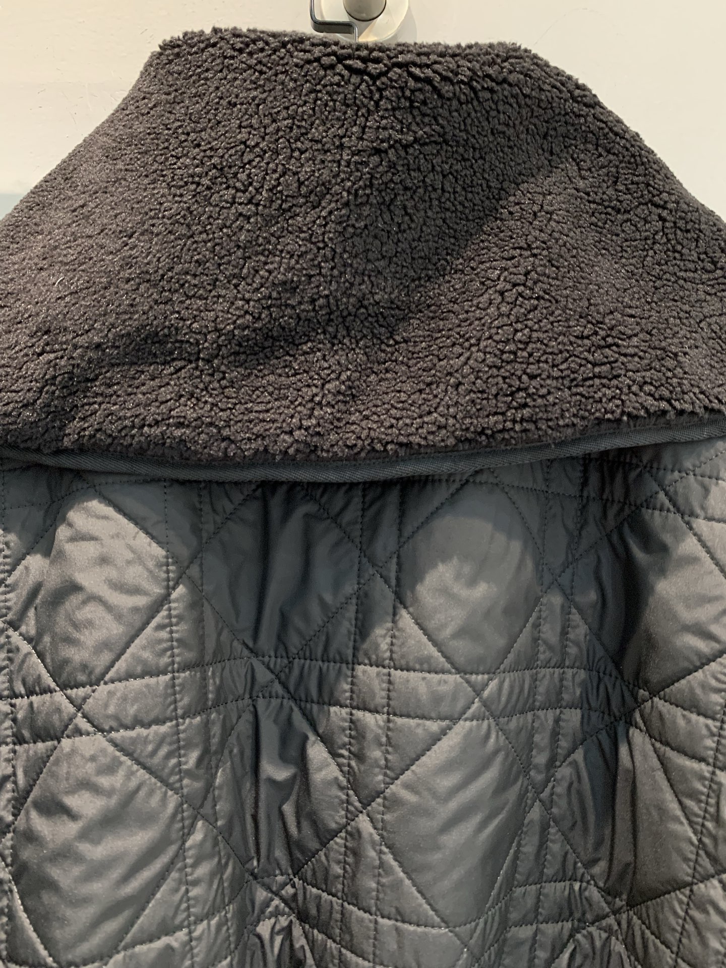 新款🔥出货啦📢 大货实拍 CD2025秋冬新款海军风羊羔毛领菱格纹棉服。经典菱格纹+羊羔毛翻领，优雅又保