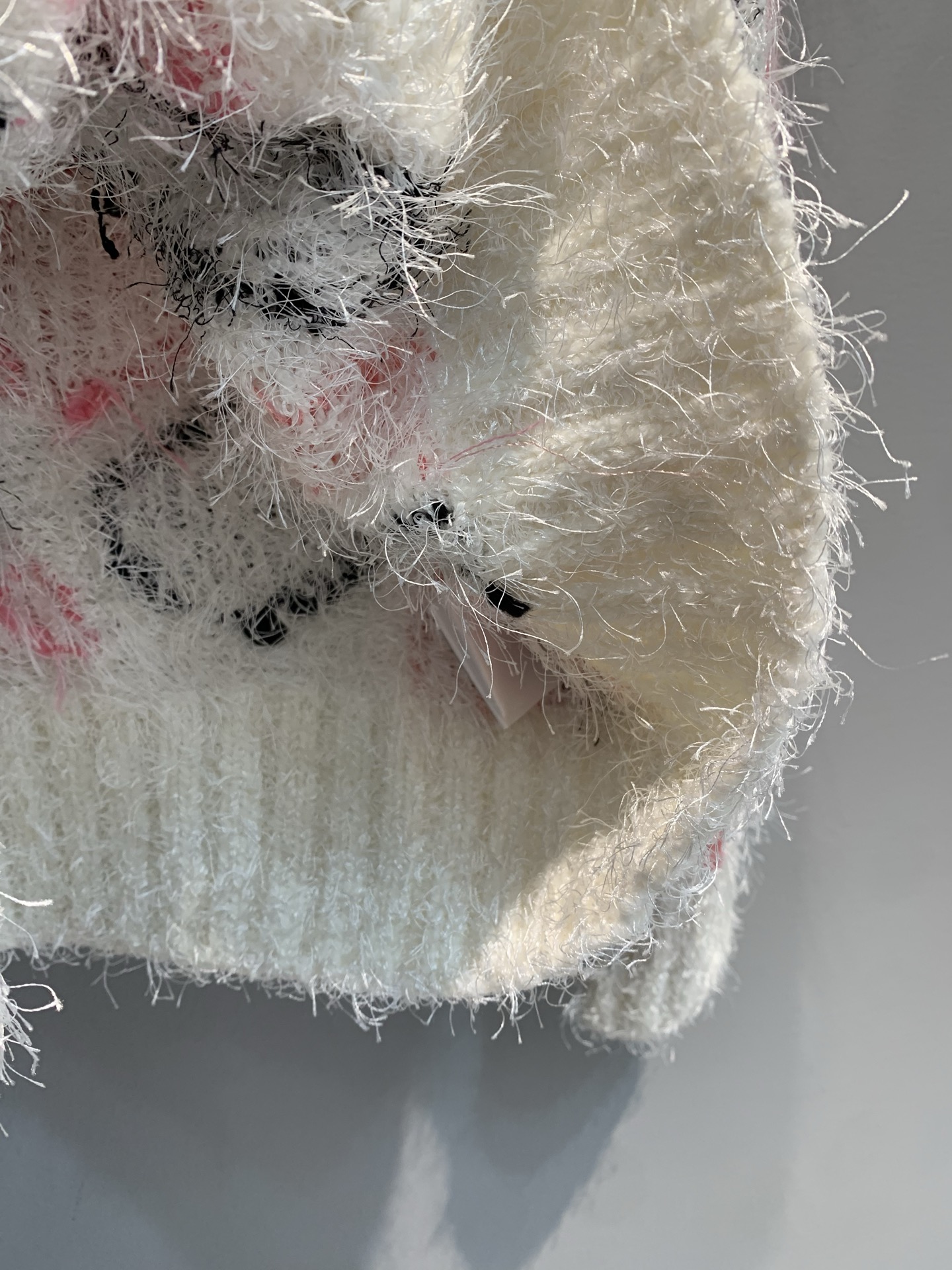 新款🔥出货啦📢 大货实拍 C家2025秋冬新款彩织花瓣毛衣 精致闪耀的珠片装饰，走动间闪烁微光，瞬间抓人