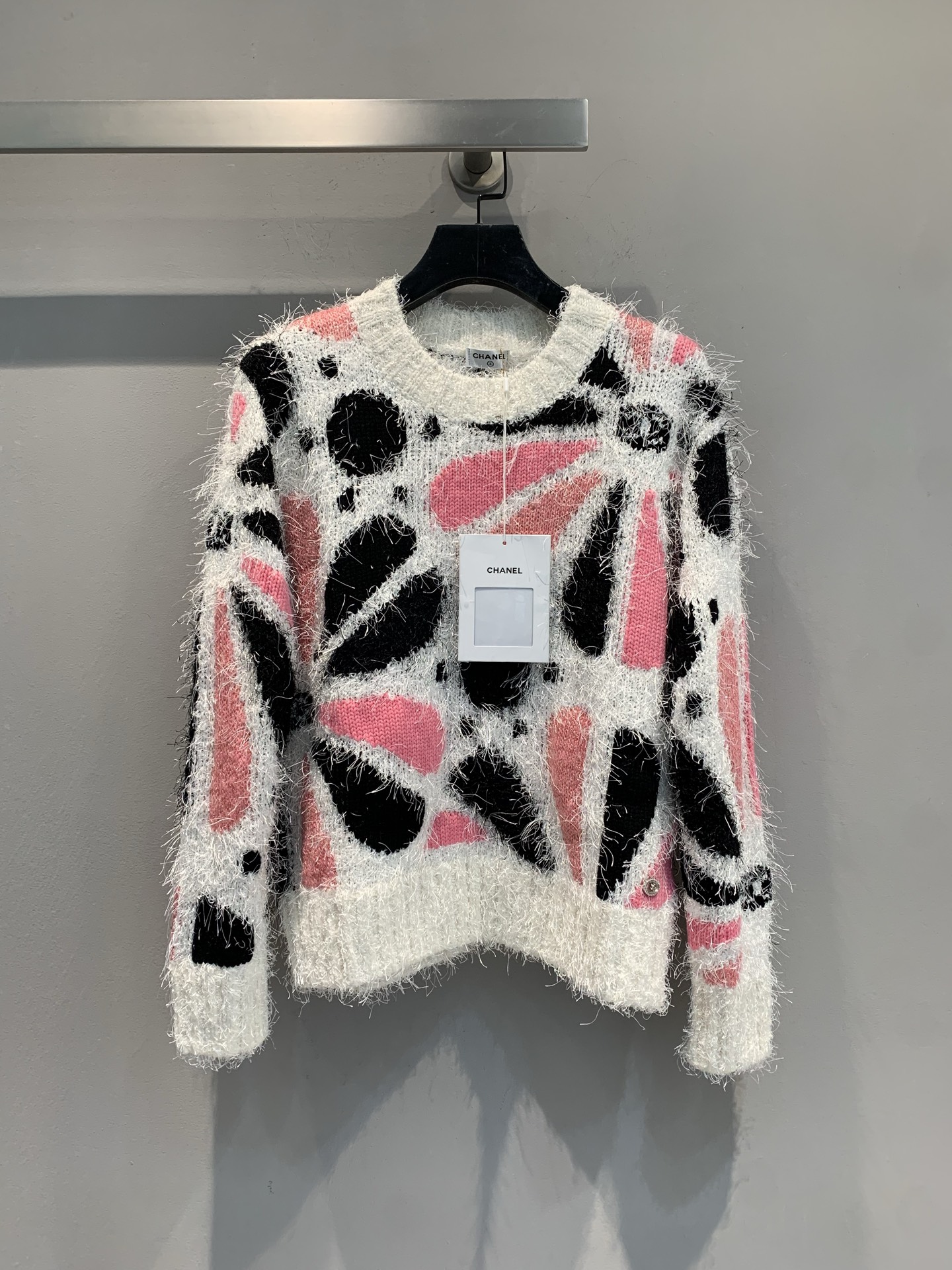 NO:564040,The new model is shipped. M big goods real shot. C's 2025 autumn and winter new colorful woven petal sweater. Exquisite sparkling bead decoration, shimmering when walking, instantly catching people's attention. The tension and soft temperament expressed on the upper body are really different. The cashmere blended yarn makes the fringed wool effect also has a sense of texture. This kind of style is overall tolerant and not picky. Even if it is paired with the simplest black pants, it will stand out because the upper body is very stunning and amazing. The code number is 36 38.  40,,chanel,sweaters,alexander wang19860909新款出货啦M大货实拍 C家2025秋冬新款彩织花瓣毛衣 精致闪耀的珠片装饰,走动间闪烁微光,瞬间抓人眼球 上身表现出来的张力和柔美气质感真的好不同,羊绒混纺纱做出流苏抓毛效果也是很有肌理感,这种款就是整体包容性大,不挑人穿 下面哪怕搭一件最简单的黑色裤子,都是很出挑 因为它上身就是很绝,很惊艳 码数36 38 40,,chanel,sweaters,alexander wang,Women's clothing