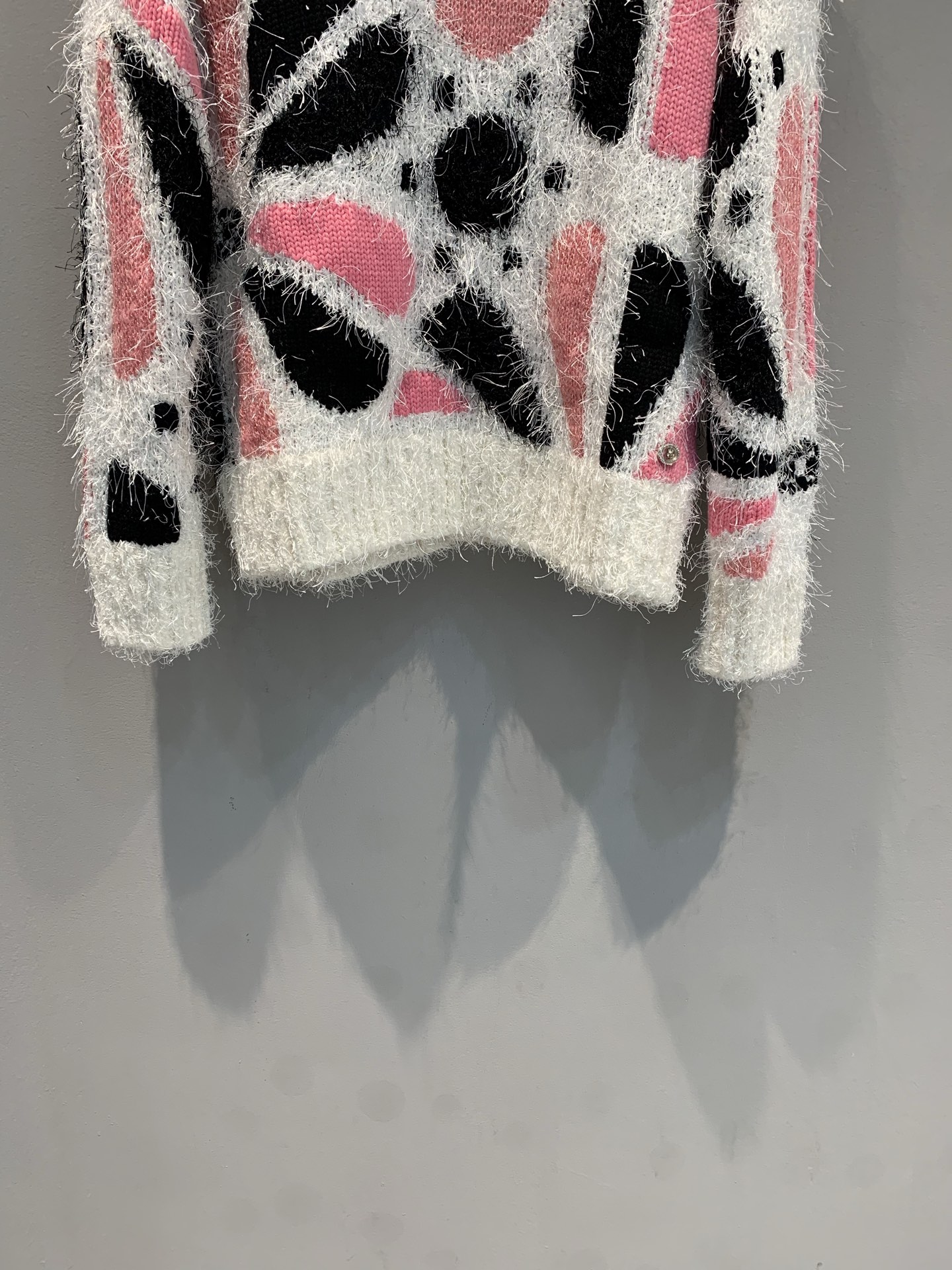 新款🔥出货啦📢 大货实拍 C家2025秋冬新款彩织花瓣毛衣 精致闪耀的珠片装饰，走动间闪烁微光，瞬间抓人