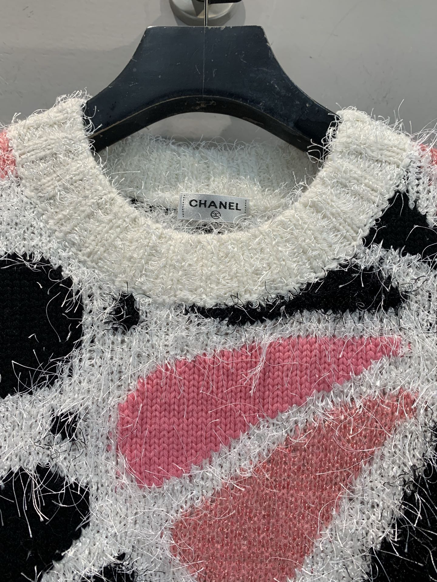 新款🔥出货啦📢 大货实拍 C家2025秋冬新款彩织花瓣毛衣 精致闪耀的珠片装饰，走动间闪烁微光，瞬间抓人