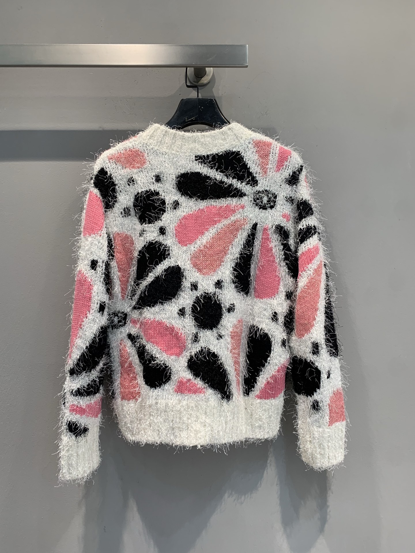 新款🔥出货啦📢 大货实拍 C家2025秋冬新款彩织花瓣毛衣 精致闪耀的珠片装饰，走动间闪烁微光，瞬间抓人