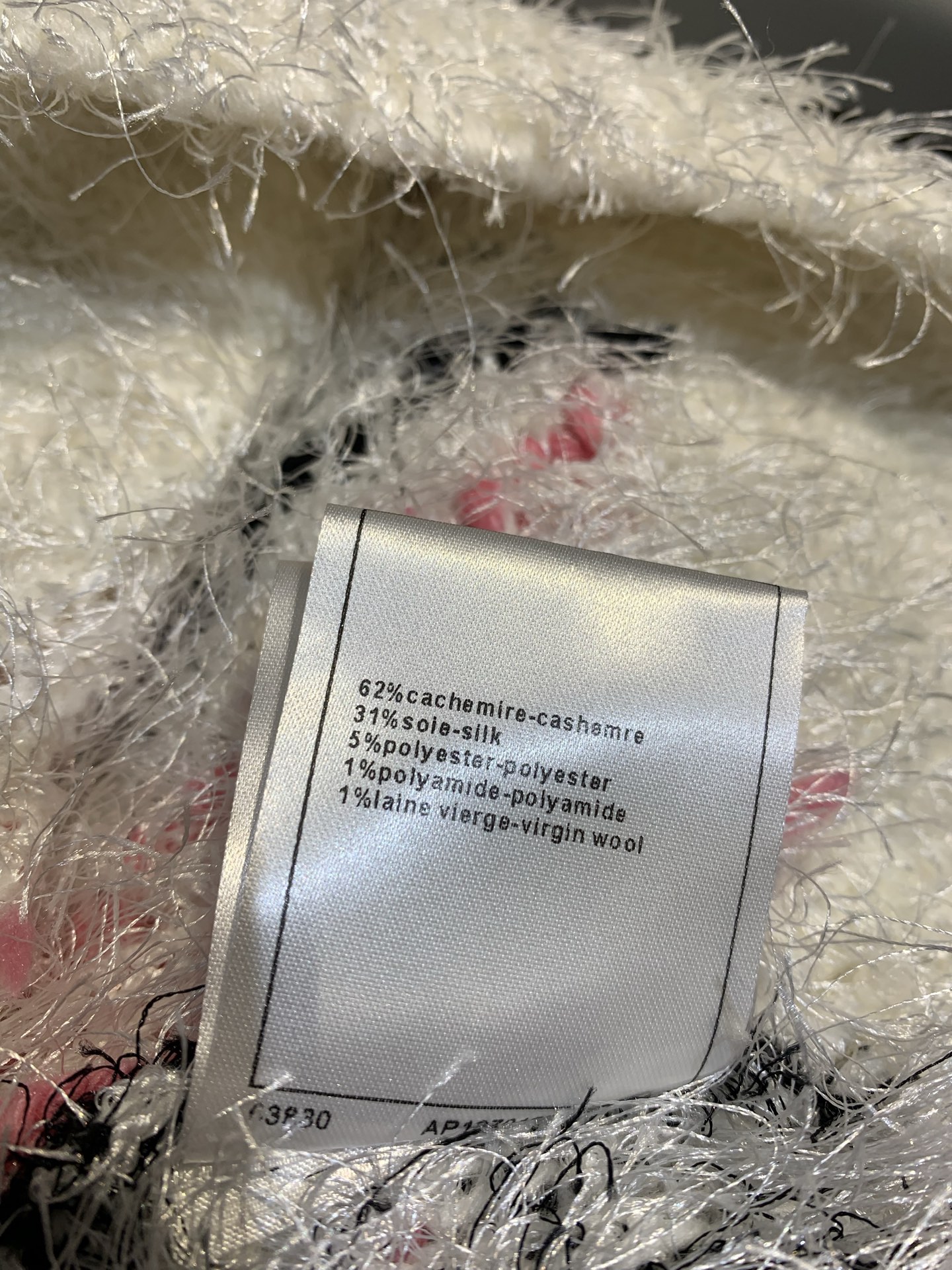 新款🔥出货啦📢 大货实拍 C家2025秋冬新款彩织花瓣毛衣 精致闪耀的珠片装饰，走动间闪烁微光，瞬间抓人