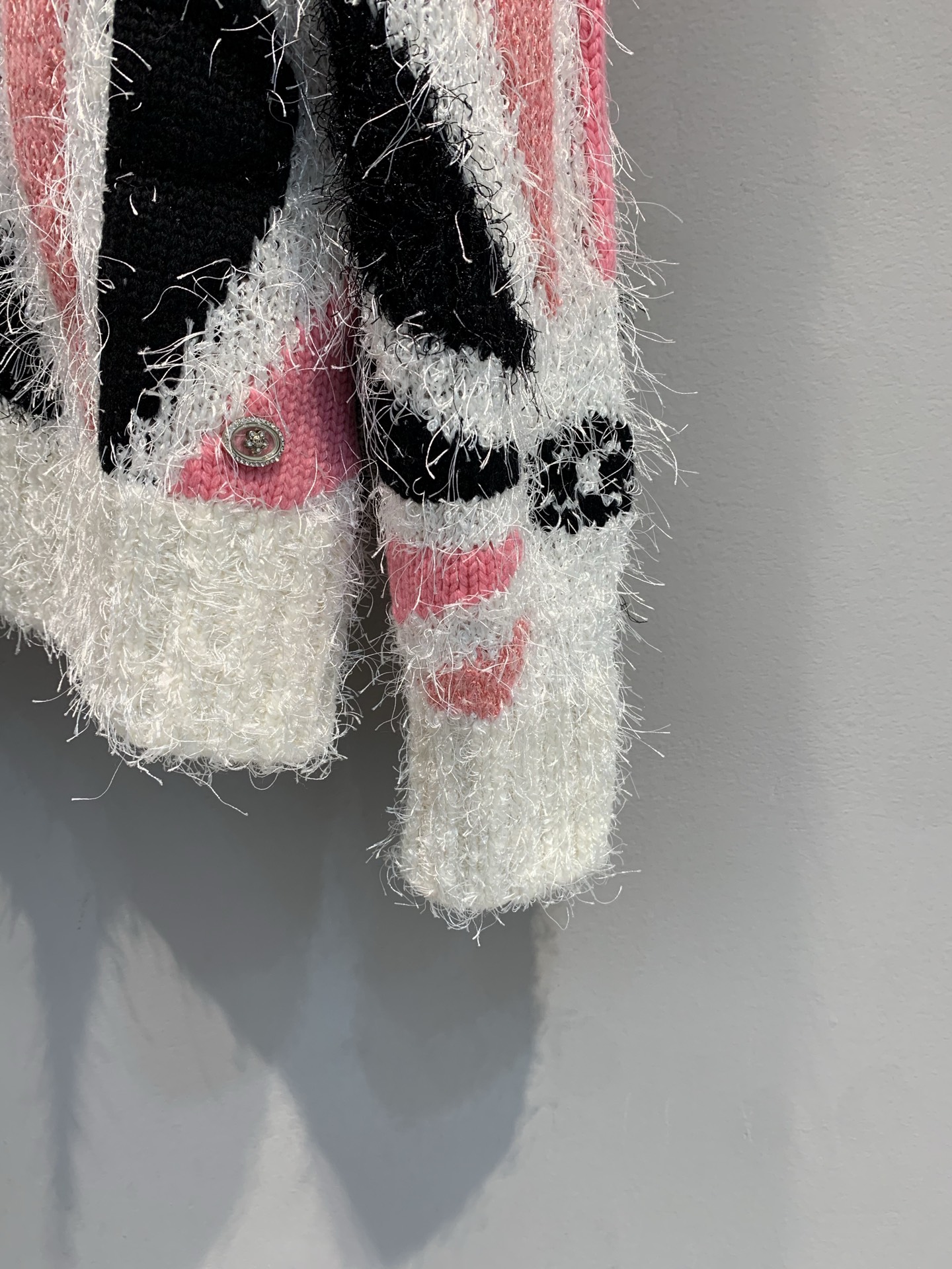 新款🔥出货啦📢 大货实拍 C家2025秋冬新款彩织花瓣毛衣 精致闪耀的珠片装饰，走动间闪烁微光，瞬间抓人