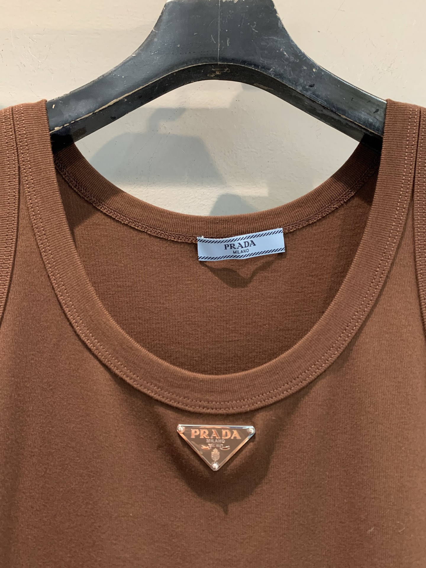 新款🔥出货啦📢 大货实拍 Prad*2025早秋新款时髦百搭三角标背心 螺纹工艺平纹针织背心，胸前三角标