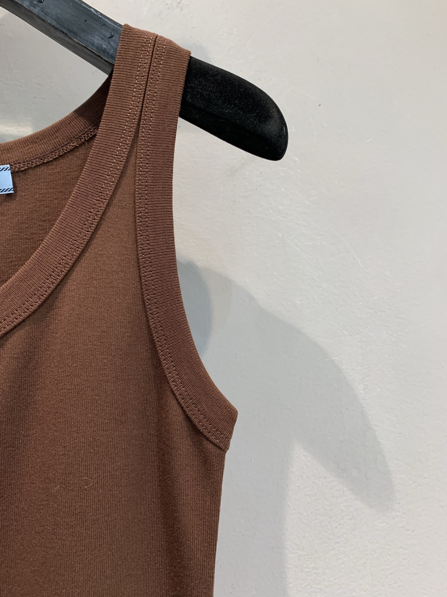 新款🔥出货啦📢 大货实拍 Prad*2025早秋新款时髦百搭三角标背心 螺纹工艺平纹针织背心，胸前三角标