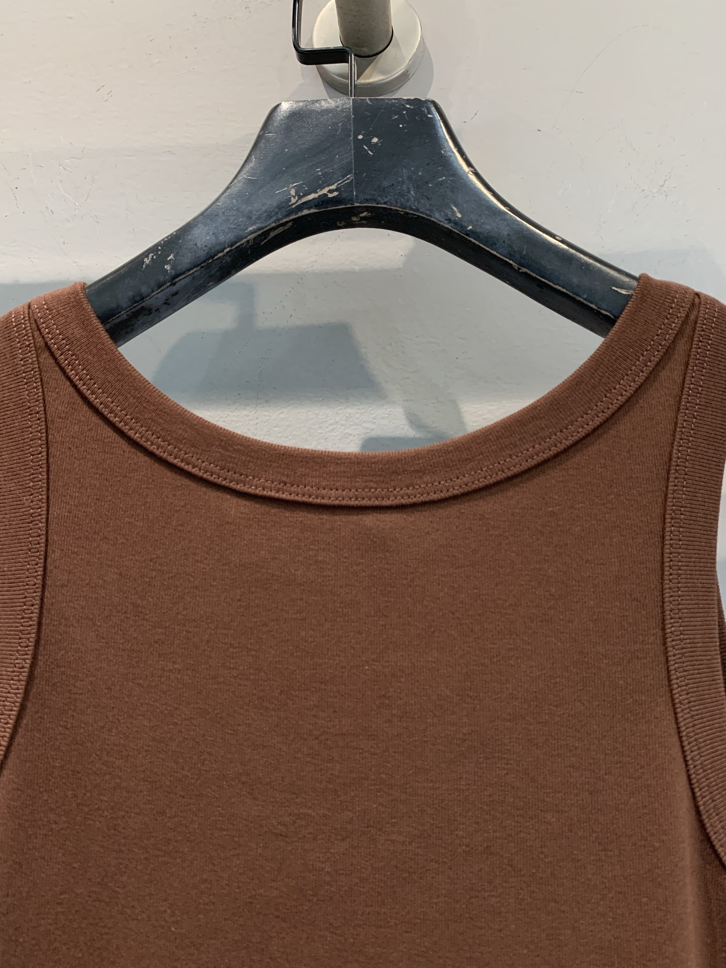 新款🔥出货啦📢 大货实拍 Prad*2025早秋新款时髦百搭三角标背心 螺纹工艺平纹针织背心，胸前三角标