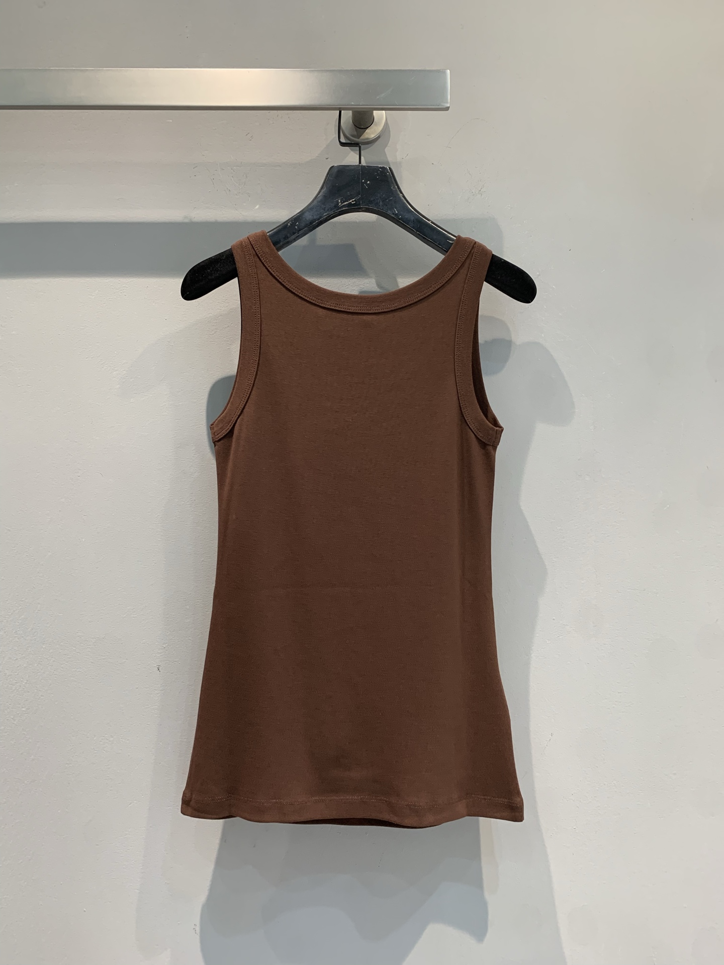 新款🔥出货啦📢 大货实拍 Prad*2025早秋新款时髦百搭三角标背心 螺纹工艺平纹针织背心，胸前三角标