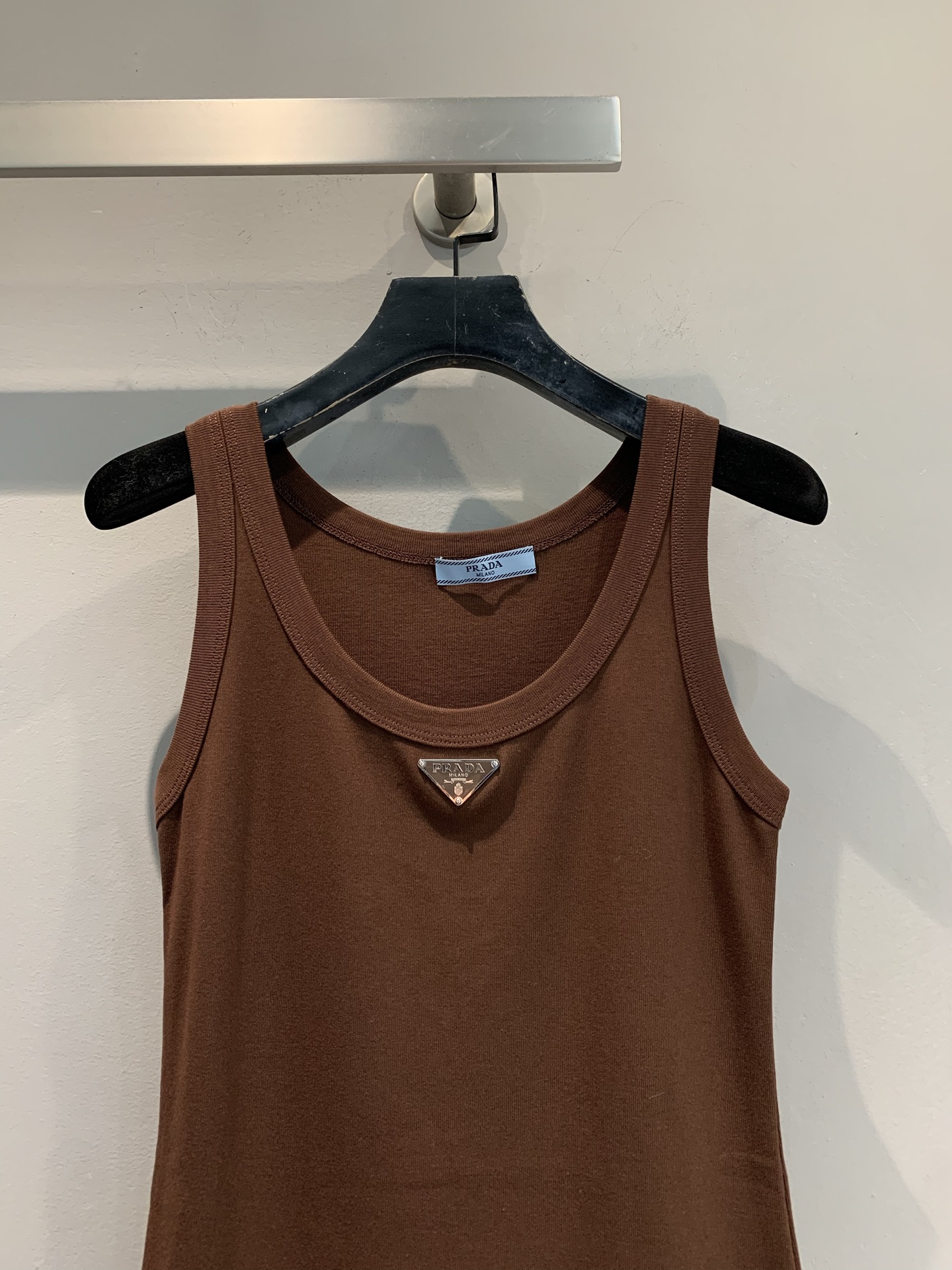 新款🔥出货啦📢 大货实拍 Prad*2025早秋新款时髦百搭三角标背心 螺纹工艺平纹针织背心，胸前三角标