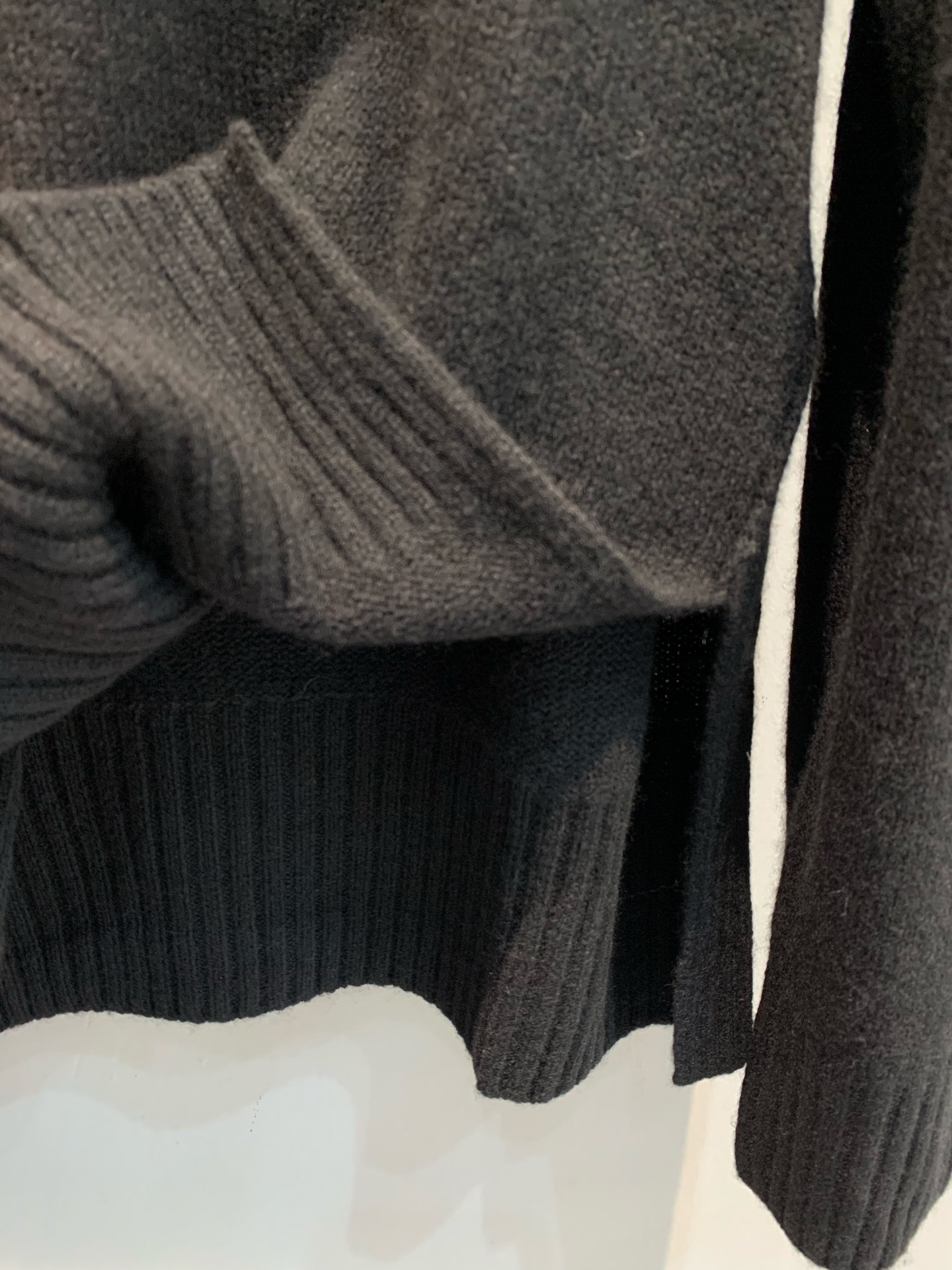 新款🔥出货啦📢 大货实拍 CD2025秋冬新款后刺绣羊绒上衣 彰显时尚优雅。采用黑色山羊绒织物精心制作，