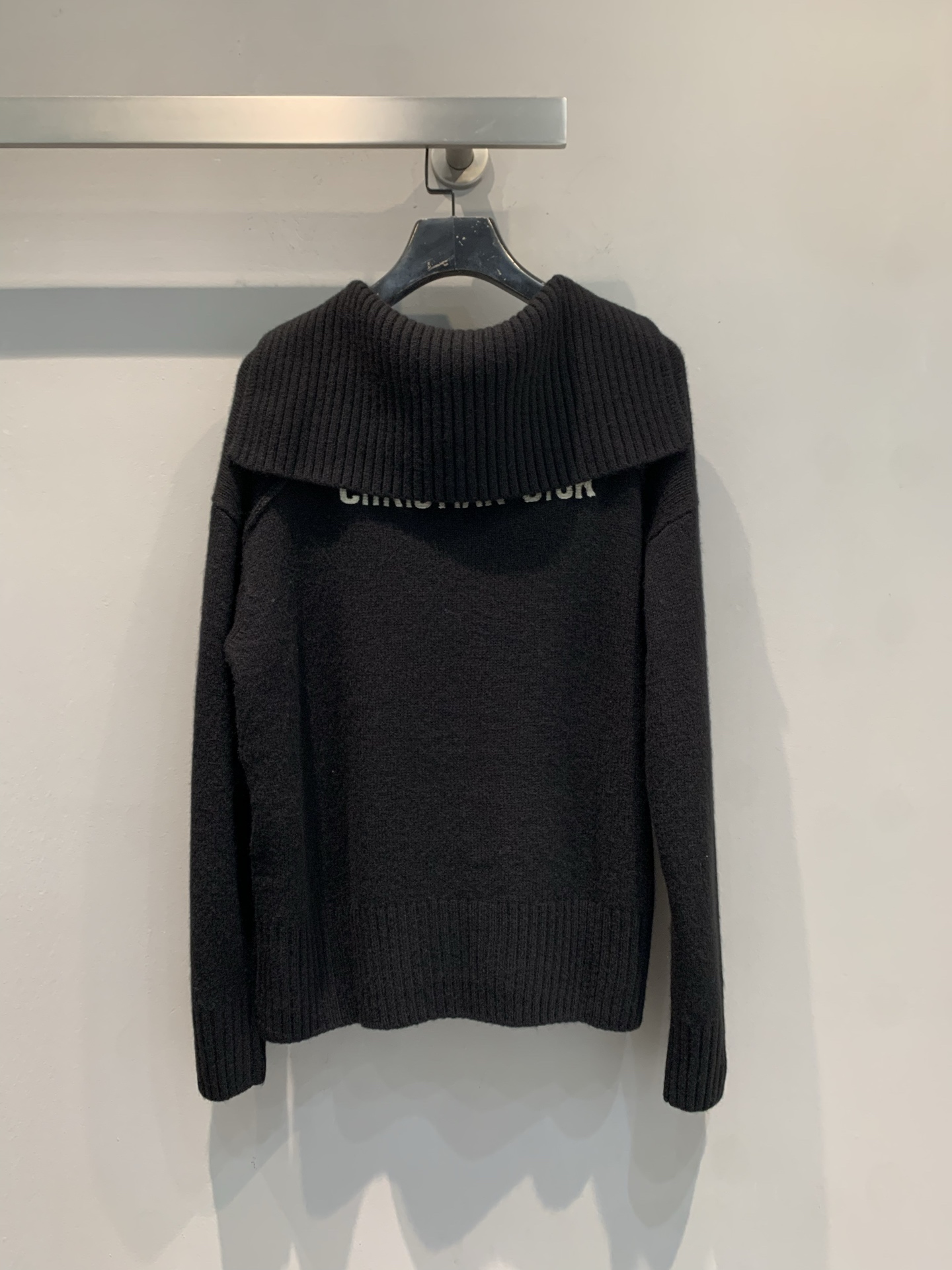 新款🔥出货啦📢 大货实拍 CD2025秋冬新款后刺绣羊绒上衣 彰显时尚优雅。采用黑色山羊绒织物精心制作，