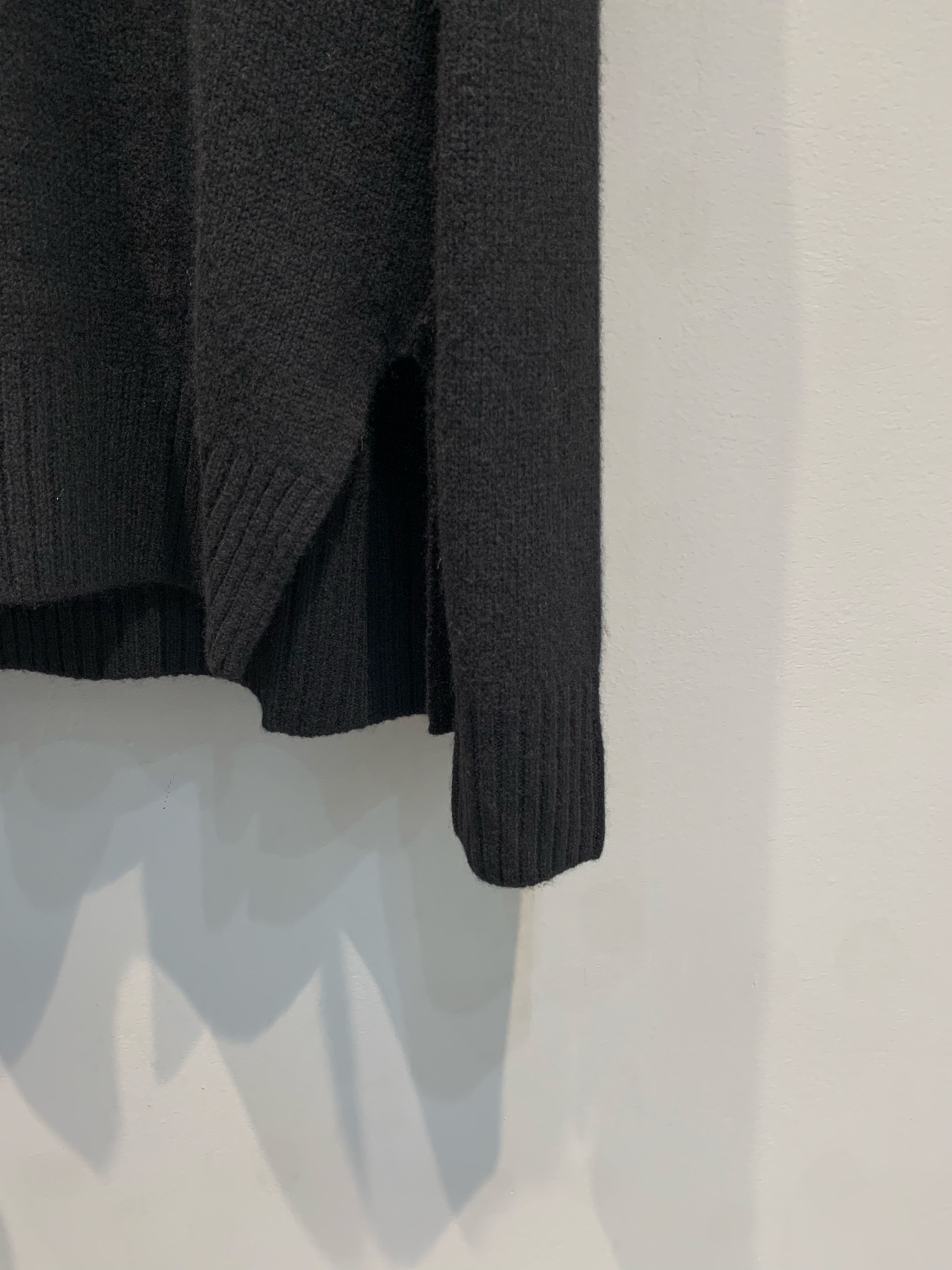 新款🔥出货啦📢 大货实拍 CD2025秋冬新款后刺绣羊绒上衣 彰显时尚优雅。采用黑色山羊绒织物精心制作，