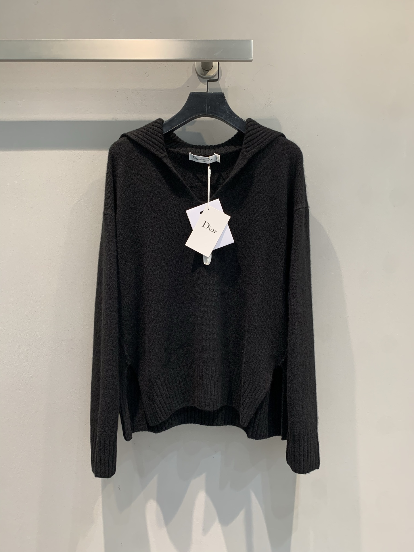 NO:564049,The new model has been shipped. Actual shots of the CD2025 new autumn and winter back embroidered cashmere tops show fashion and elegance. It is carefully made of black cashmere fabric and decorated with beige Christian Dior logo embroidery on the back. It is paired with side slits, wide collar and ribbed trim to add elegance to various casual looks. Size 36 38 40, dior, alexander wang19860909新款出货啦 大货实拍 CD2025秋冬新款后刺绣羊绒上衣 彰显时尚优雅.采用黑色山羊绒织物精心制作,背面饰以米色 Christian Dior 标志刺绣,搭配侧面开衩、宽领和罗纹饰边 可为各式休闲造型增添高雅风范.码数36 38 40,,dior,alexander wang,Women's clothing