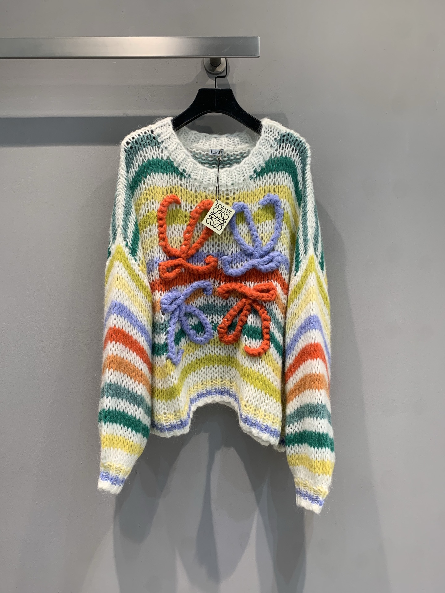 NO:564039,The new model is shipped M. Actual photos of large goods. Loew*2025 new rainbow-colored mohair sweater for autumn and winter. Lightweight mohair blend. Loose and wide version. Real mohair has long nap, elastic, light and fluffy, soft and plump, and shiny. Fake mohair is specially woven, has small plush and no fluffy feeling, and feels hard.  It feels very tight when worn next to the body. It is naturally low-cost and decorated with hand-woven twist logo details on the front. It is really a fairy-like item. The milky texture can be contrasted at will. It can be matched with a variety of bases to bring unlimited styles. Sizes S M L,, loewe, sweaters, alexander wang19860909新款出货啦M大货实拍 Loew*2025秋冬新款彩虹色马海毛毛衣 轻质地马海毛混纺 宽松阔版型,真正的马海毛绒毛长,富有弹力 轻盈蓬松,柔软丰盈 并且有光泽感,而假的马海毛通货特殊织造完成,毛绒小且没有蓬松感,手感涩硬 贴身穿会觉得很扎,自然成本低正面饰以手工编织麻花logo细节,果真是冒着仙气的单品,奶呼呼质感可随意对比,可以搭配多种打底,带来无限风格. 尺码S M L,,loewe,sweaters,alexander wang,Women's clothing