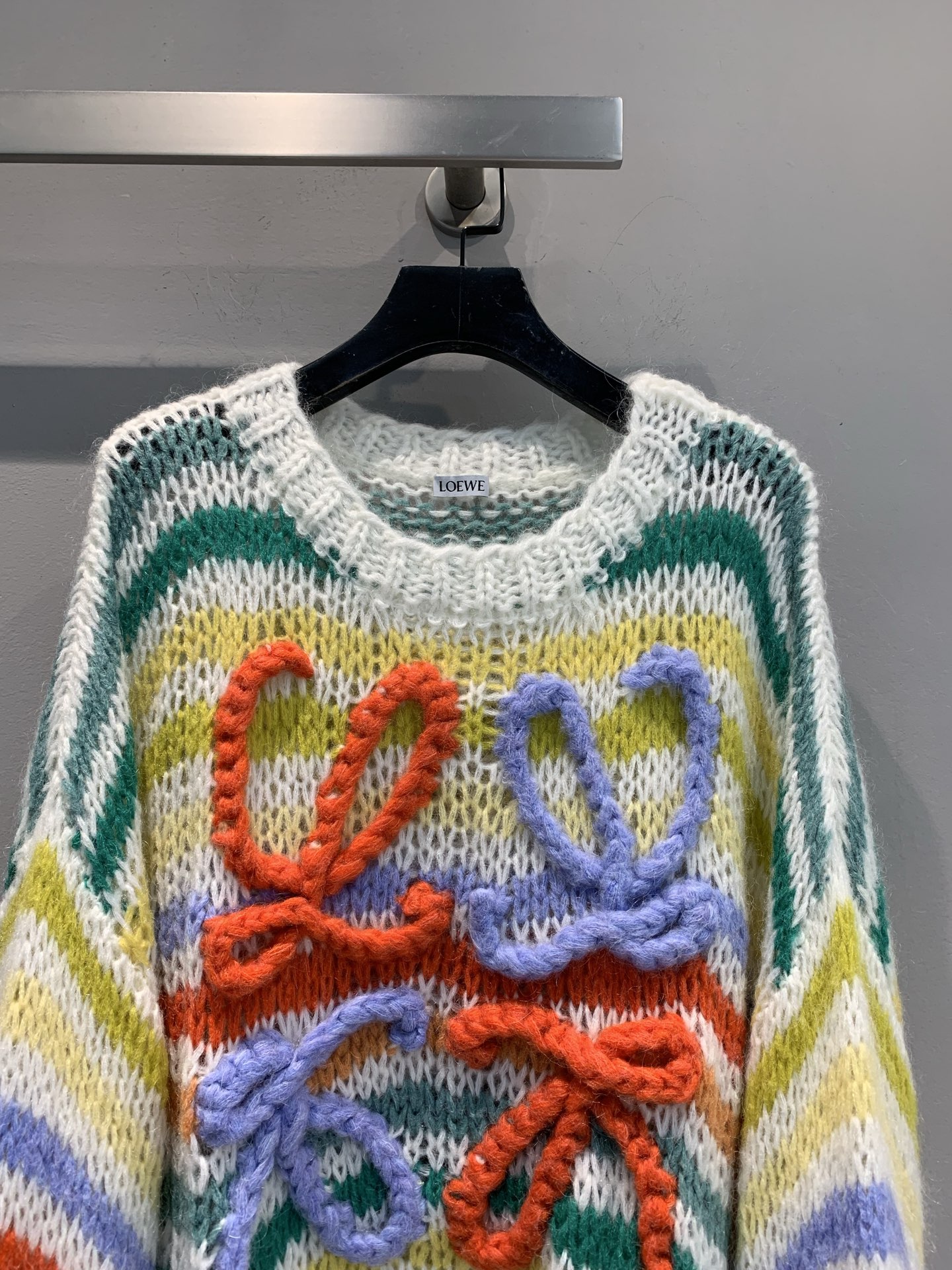 新款🔥出货啦📢 大货实拍 Loew*2025秋冬新款彩虹色马海毛毛衣 轻质地马海毛混纺 宽松阔版型，真正