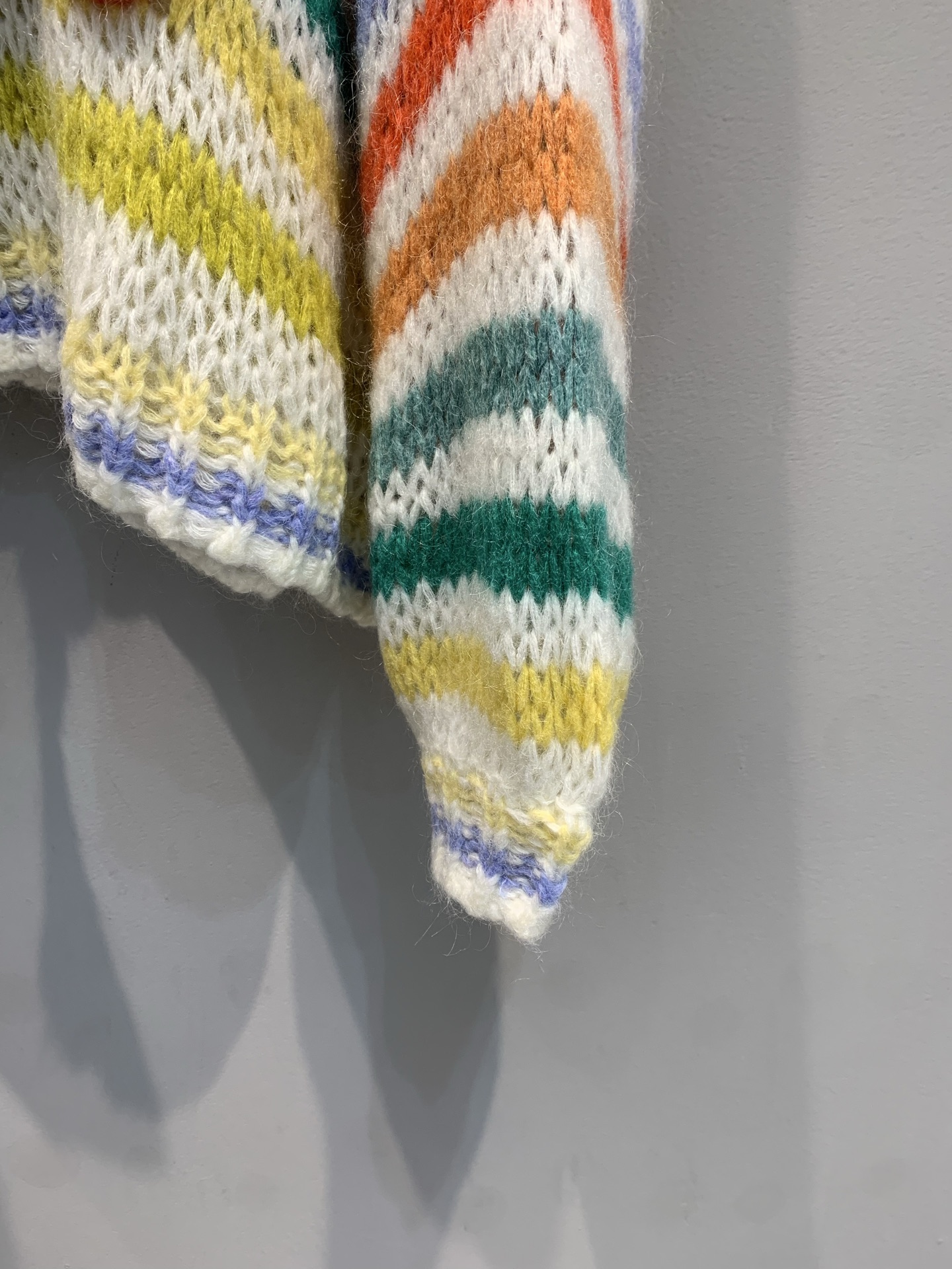 新款🔥出货啦📢 大货实拍 Loew*2025秋冬新款彩虹色马海毛毛衣 轻质地马海毛混纺 宽松阔版型，真正