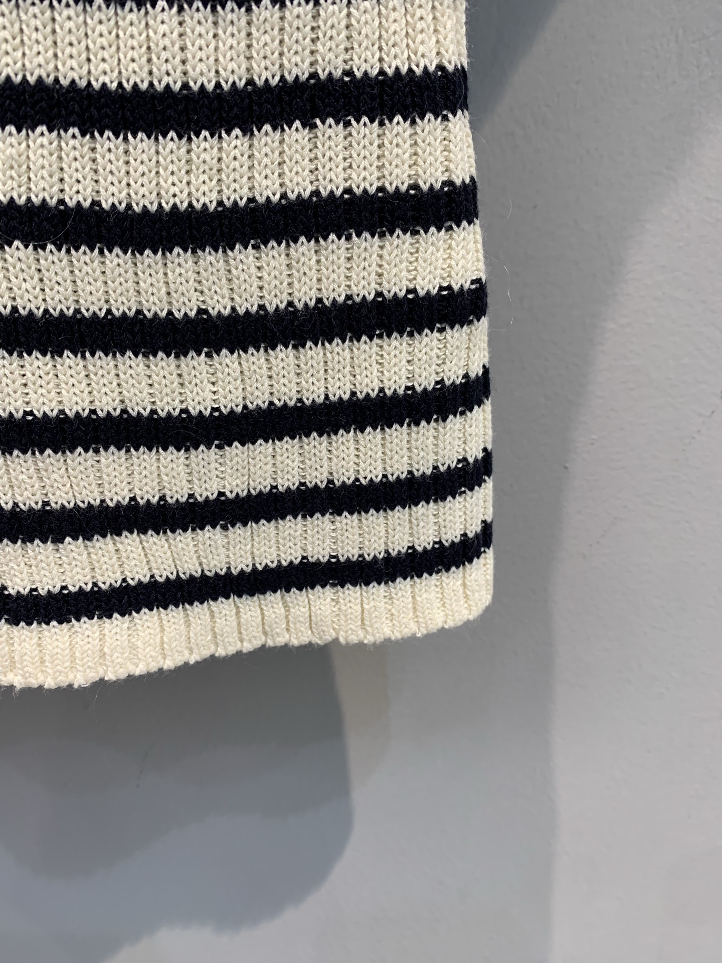 新款🔥出货啦📢 大货实拍 CD2025秋冬新款薄荷绿条纹针织上衣 来自Dioriviera限定系列，经典