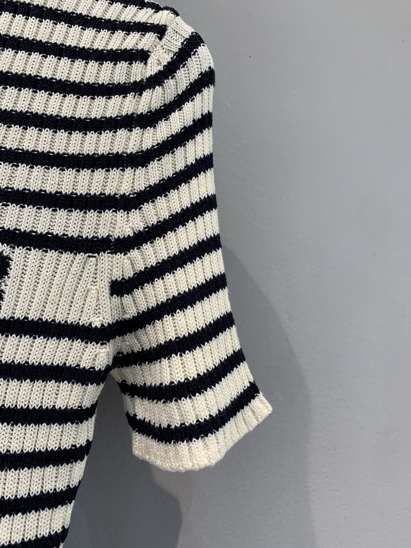 新款🔥出货啦📢 大货实拍 CD2025秋冬新款薄荷绿条纹针织上衣 来自Dioriviera限定系列，经典