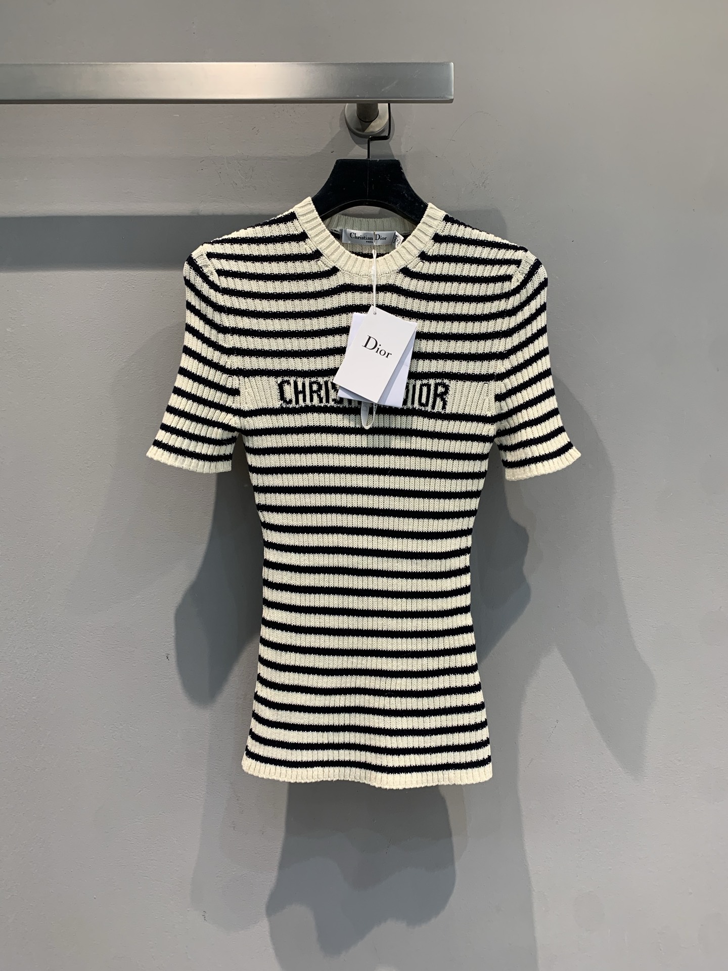 NO:564059,The new model is shipped M. Actual shot of the new mint green striped knitted top for autumn and winter 2025. It is from the Dioriviera limited series. It is classic and fashionable. It is carefully made of white and navy blue cotton rib knitted fabric, with Dior Marinière pattern, and the Christian Dior logo is decorated on the front to enhance the style. It can be matched with other Dioriviera items to create a refined look. Size 36 38 40,, dior, alexander wang19860909新款出货啦M大货实拍 CD2025秋冬新款薄荷绿条纹针织上衣 来自Dioriviera限定系列,经典时尚.采用白色和海蓝色棉质罗纹针织面料精心制作,搭配Dior Marinière 图案,正面饰以Christian Dior标志提升格调.可与其他Dioriviera 单品搭配,打造精致造型 码数36 38 40,,dior,alexander wang,Women's clothing