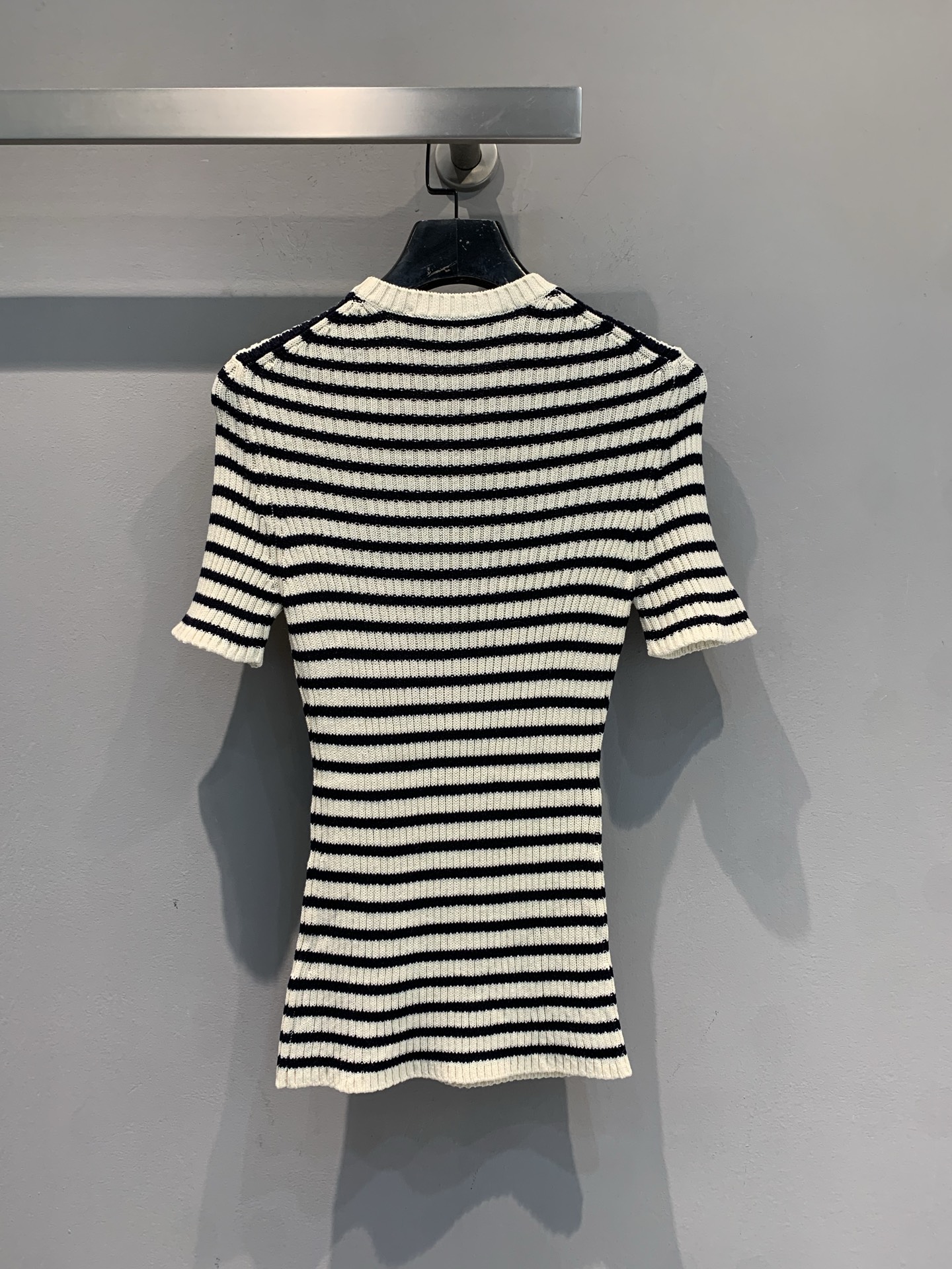 新款🔥出货啦📢 大货实拍 CD2025秋冬新款薄荷绿条纹针织上衣 来自Dioriviera限定系列，经典