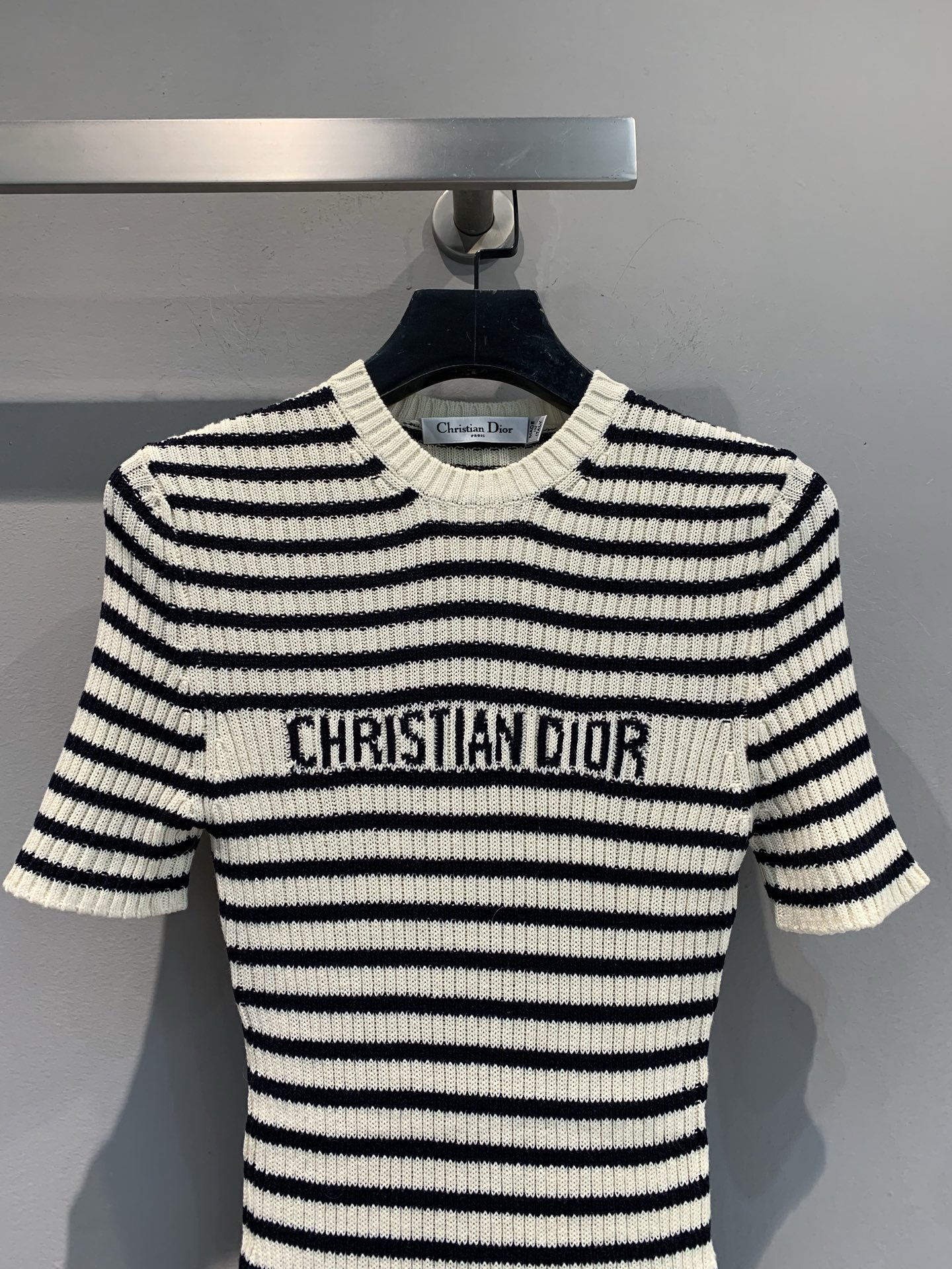 新款🔥出货啦📢 大货实拍 CD2025秋冬新款薄荷绿条纹针织上衣 来自Dioriviera限定系列，经典