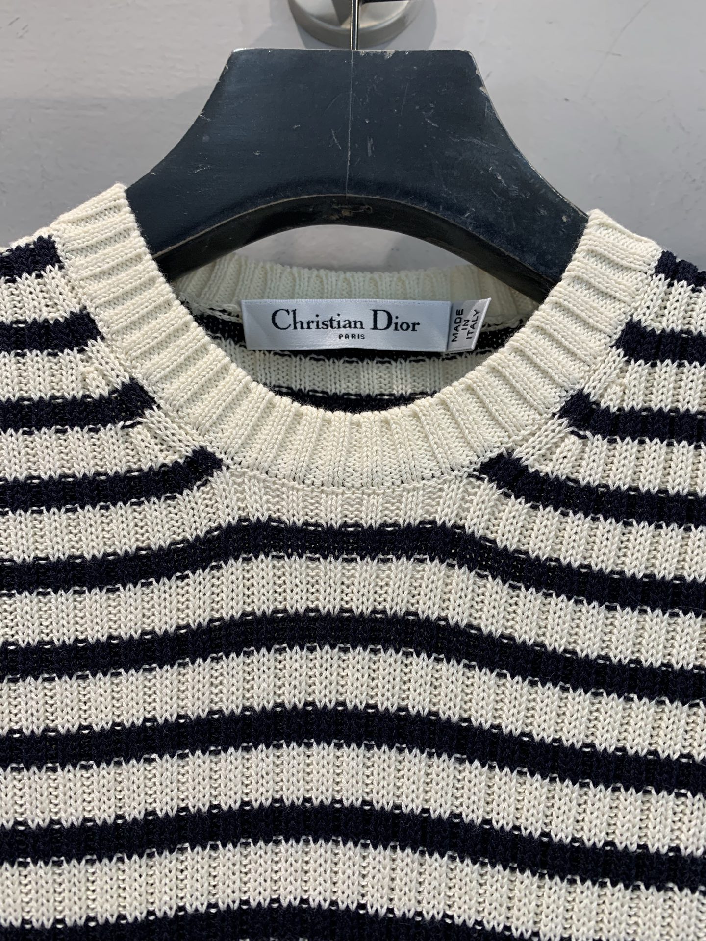 新款🔥出货啦📢 大货实拍 CD2025秋冬新款薄荷绿条纹针织上衣 来自Dioriviera限定系列，经典