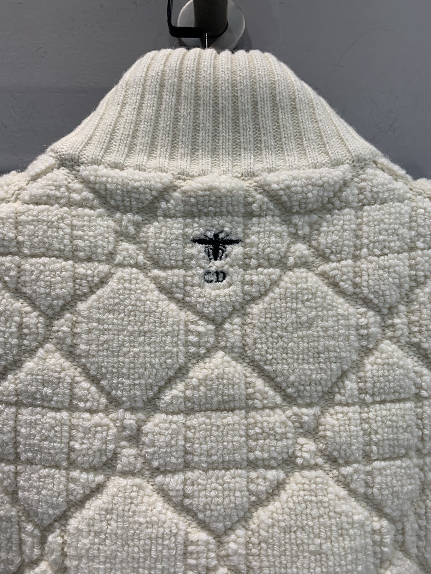 新款🔥出货啦📢 大货实拍 CD2025秋冬新款藤格立领开衫 饰以超大藤格纹图案 采用白色羊毛混纺针织科技