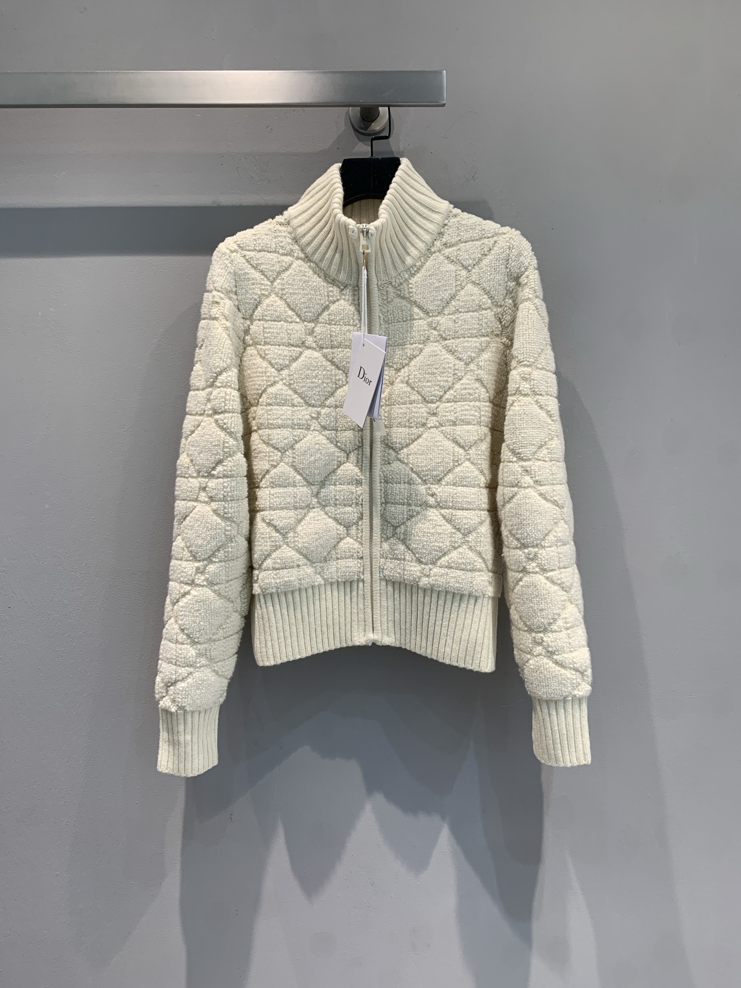 NO:564034,The new model is shipped M. Actual photos of the goods. CD2025 new autumn and winter cannage stand-up collar cardigan. Decorated with an oversized cannage pattern. It is carefully made of white wool blended knitted technical fabrics. It has a zipper profile design and a stand-up collar to create a refined look. The style is fashionable and can enhance the style of various looks this season. Code number 36 38 40,, alexander wang19860909新款出货啦M 大货实拍 CD2025秋冬新款藤格立领开衫 饰以超大藤格纹图案 采用白色羊毛混纺针织科技面料精心制作,拉链廓形设计,搭配立领 打造精致造型.款式时尚,可为本季各式造型提升格调 码数36 38 40,,alexander wang,Women's clothing