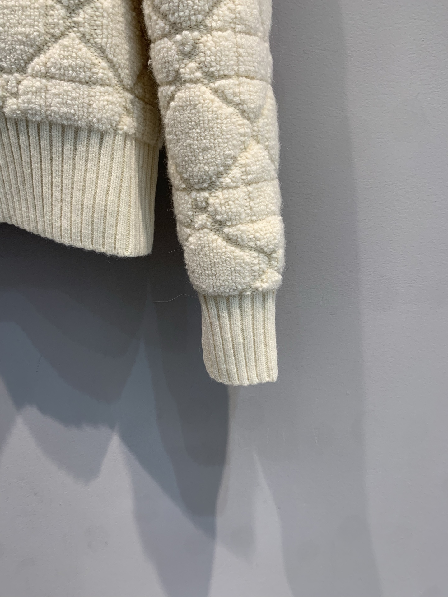 新款🔥出货啦📢 大货实拍 CD2025秋冬新款藤格立领开衫 饰以超大藤格纹图案 采用白色羊毛混纺针织科技