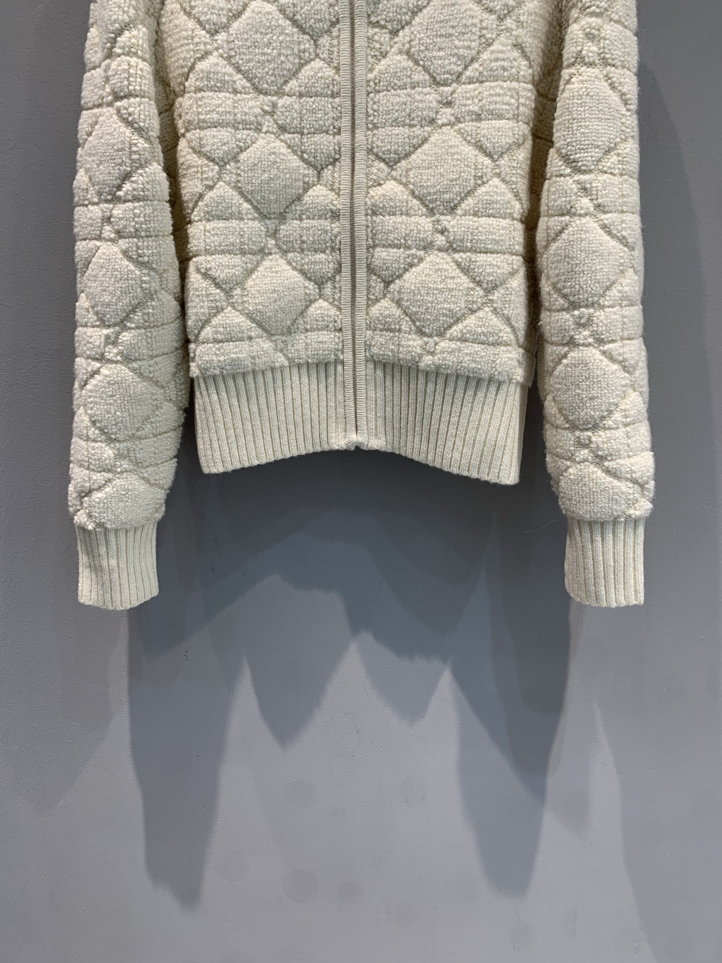 新款🔥出货啦📢 大货实拍 CD2025秋冬新款藤格立领开衫 饰以超大藤格纹图案 采用白色羊毛混纺针织科技