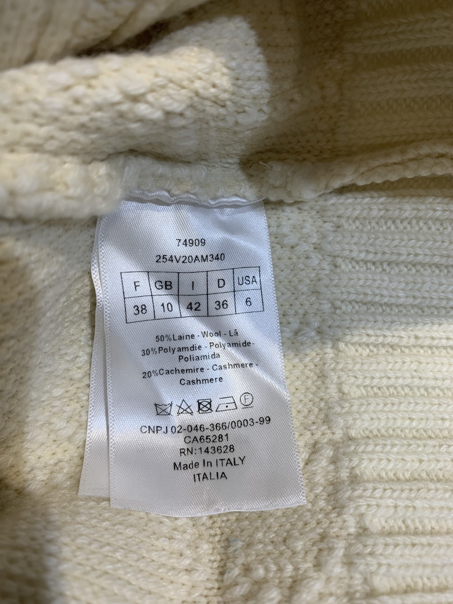 新款🔥出货啦📢 大货实拍 CD2025秋冬新款藤格立领开衫 饰以超大藤格纹图案 采用白色羊毛混纺针织科技