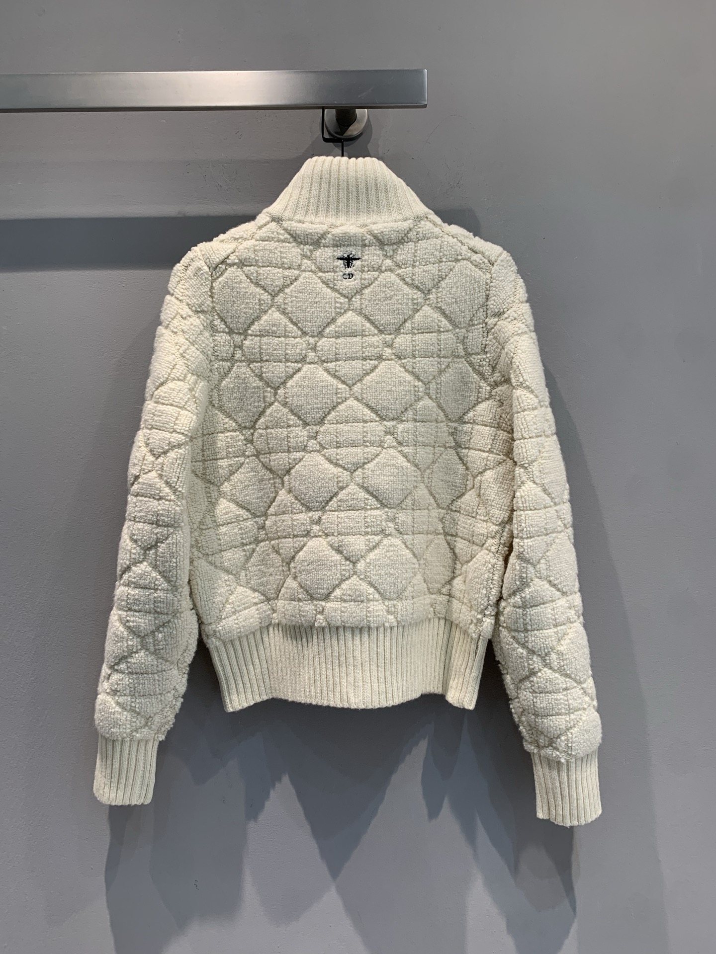 新款🔥出货啦📢 大货实拍 CD2025秋冬新款藤格立领开衫 饰以超大藤格纹图案 采用白色羊毛混纺针织科技