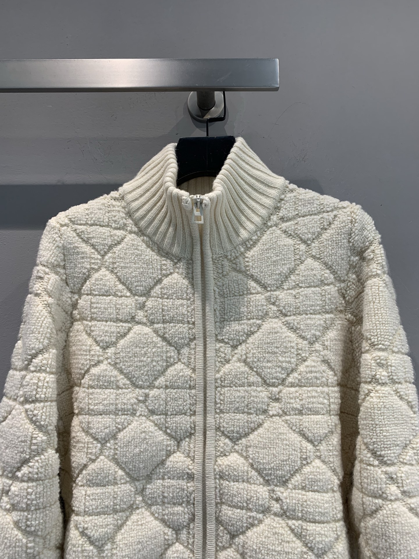 新款🔥出货啦📢 大货实拍 CD2025秋冬新款藤格立领开衫 饰以超大藤格纹图案 采用白色羊毛混纺针织科技