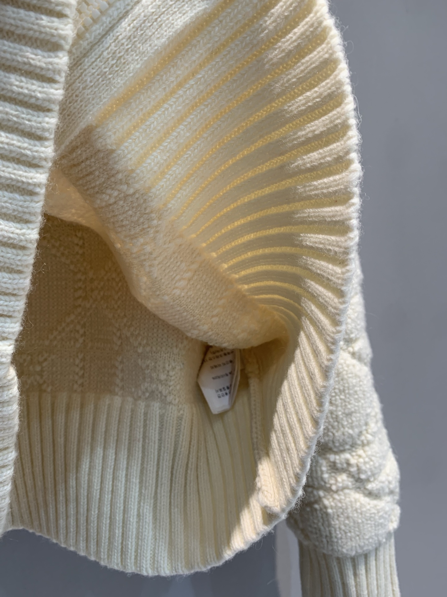 新款🔥出货啦📢 大货实拍 CD2025秋冬新款藤格立领开衫 饰以超大藤格纹图案 采用白色羊毛混纺针织科技