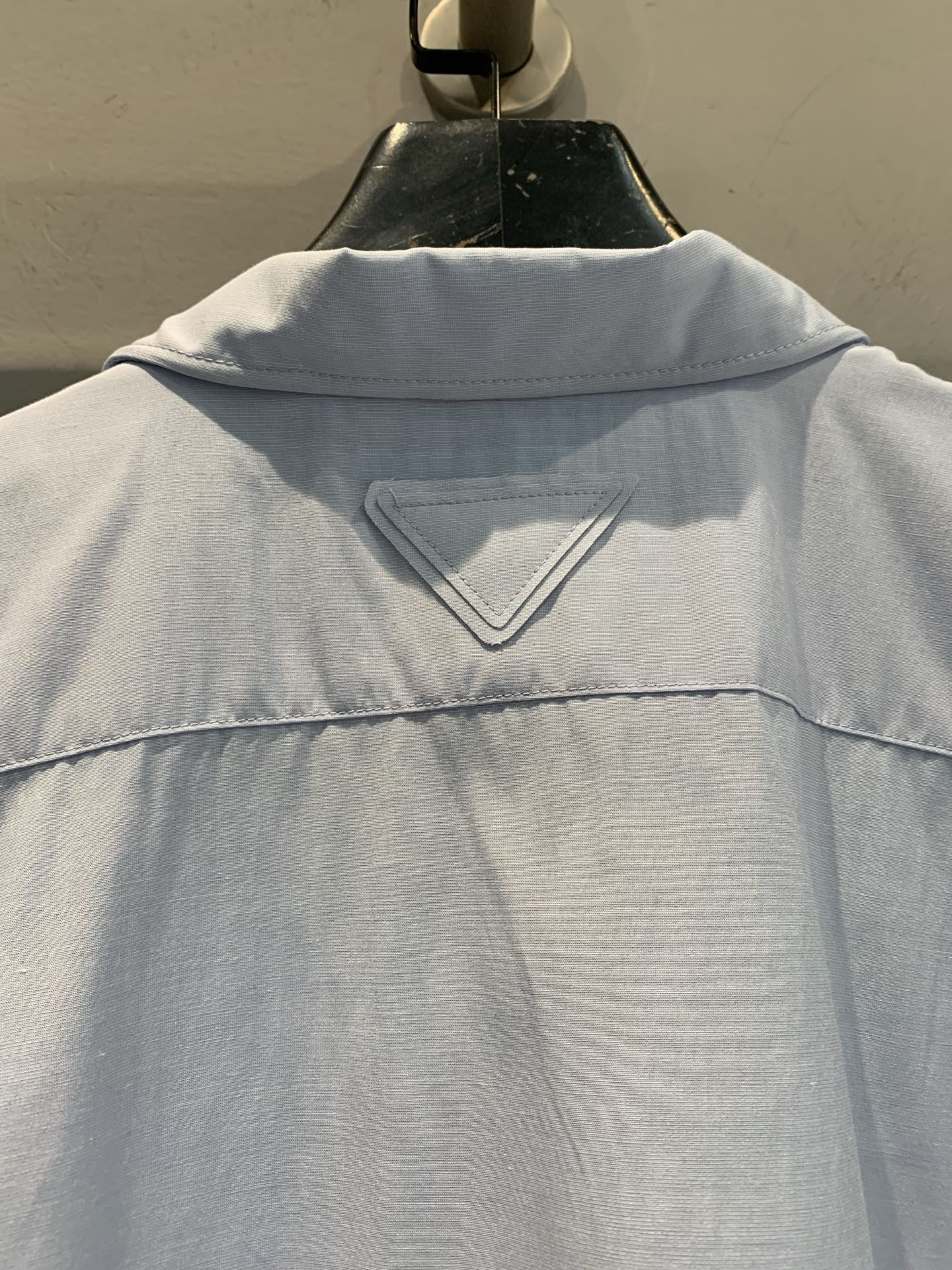 新款🔥出货啦📢 大货实拍 Prad*2025早秋新款时髦复古抽绳衬衣 蓝色系饱和度调整的刚刚好，又有淡淡