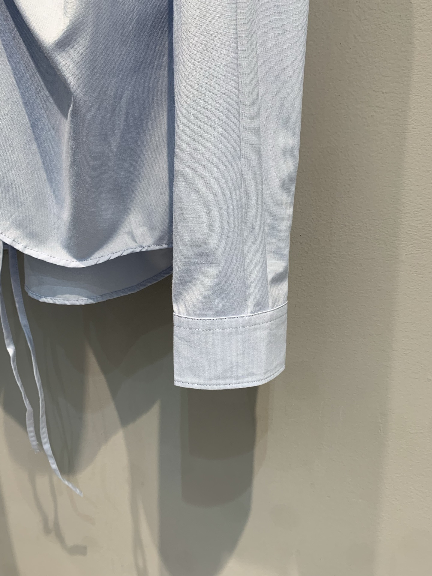 新款🔥出货啦📢 大货实拍 Prad*2025早秋新款时髦复古抽绳衬衣 蓝色系饱和度调整的刚刚好，又有淡淡