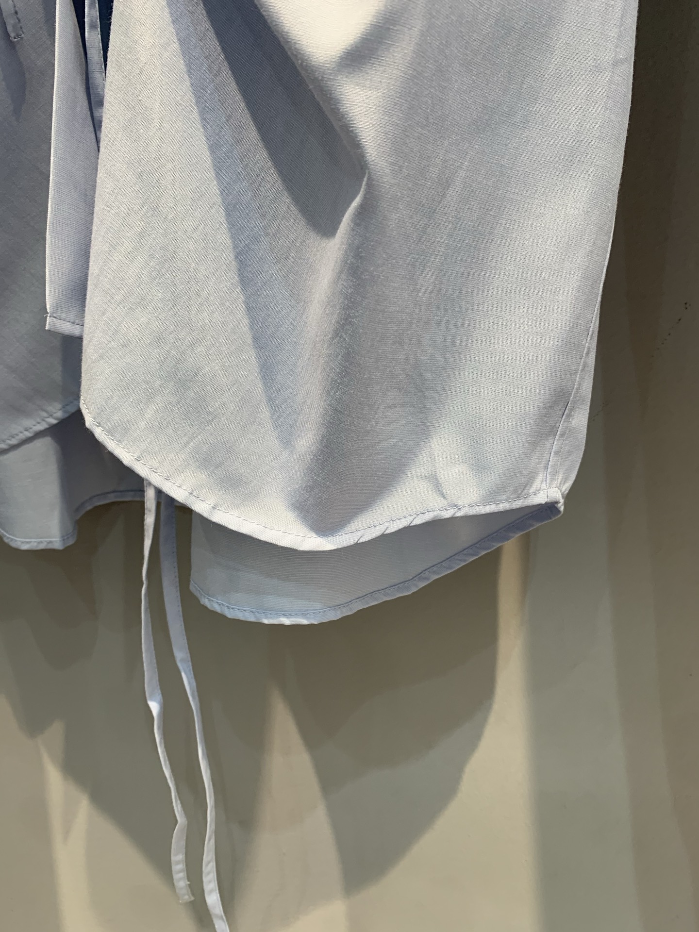 新款🔥出货啦📢 大货实拍 Prad*2025早秋新款时髦复古抽绳衬衣 蓝色系饱和度调整的刚刚好，又有淡淡