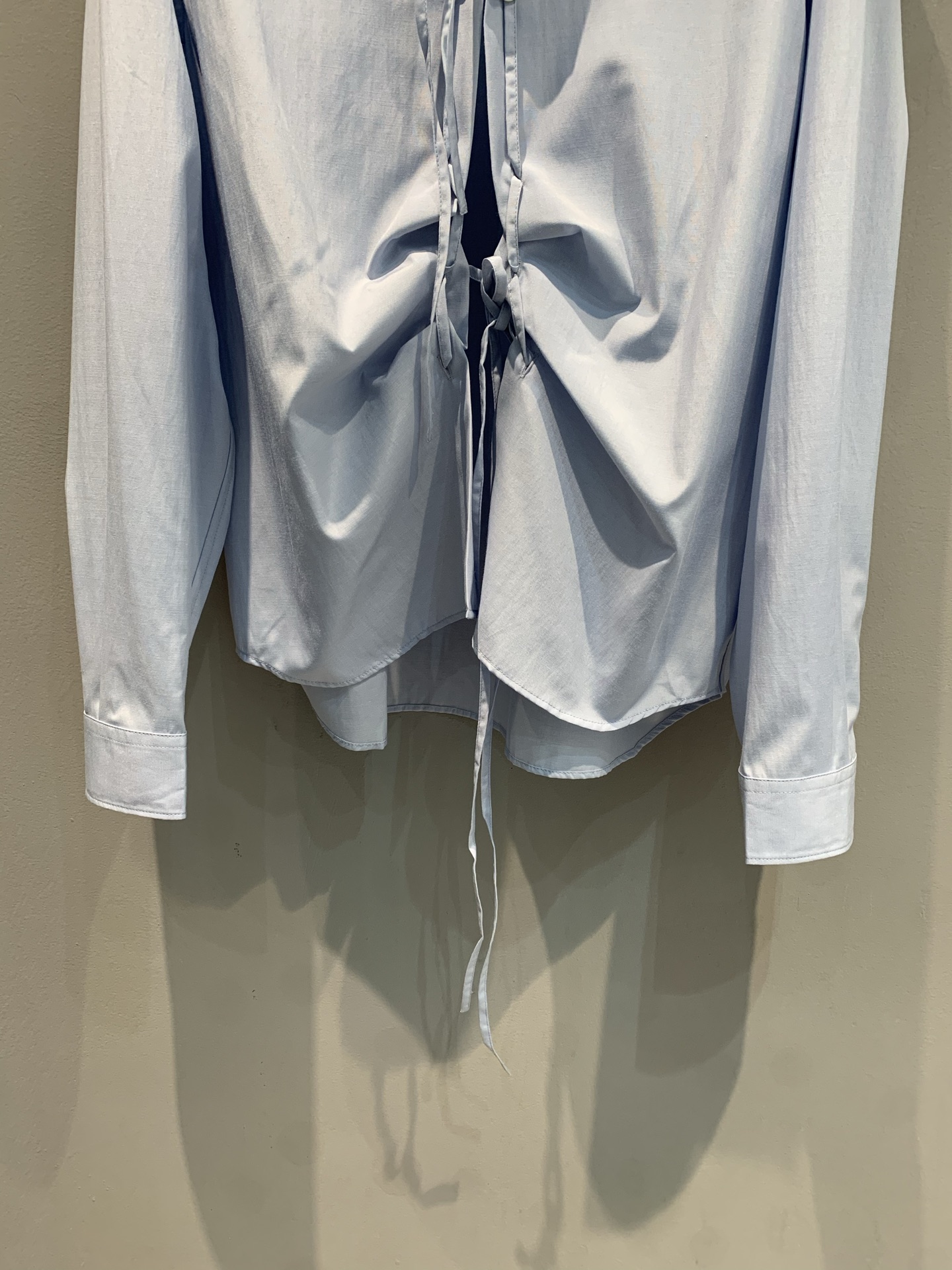 新款🔥出货啦📢 大货实拍 Prad*2025早秋新款时髦复古抽绳衬衣 蓝色系饱和度调整的刚刚好，又有淡淡