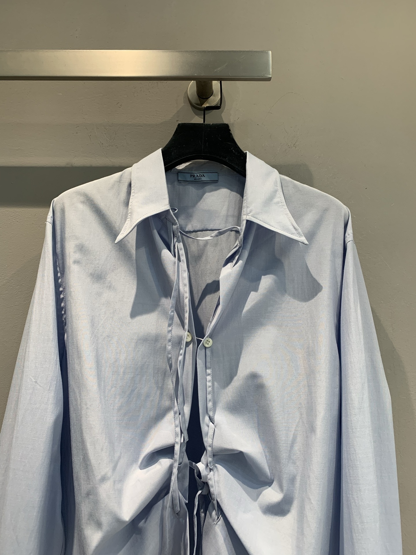 新款🔥出货啦📢 大货实拍 Prad*2025早秋新款时髦复古抽绳衬衣 蓝色系饱和度调整的刚刚好，又有淡淡