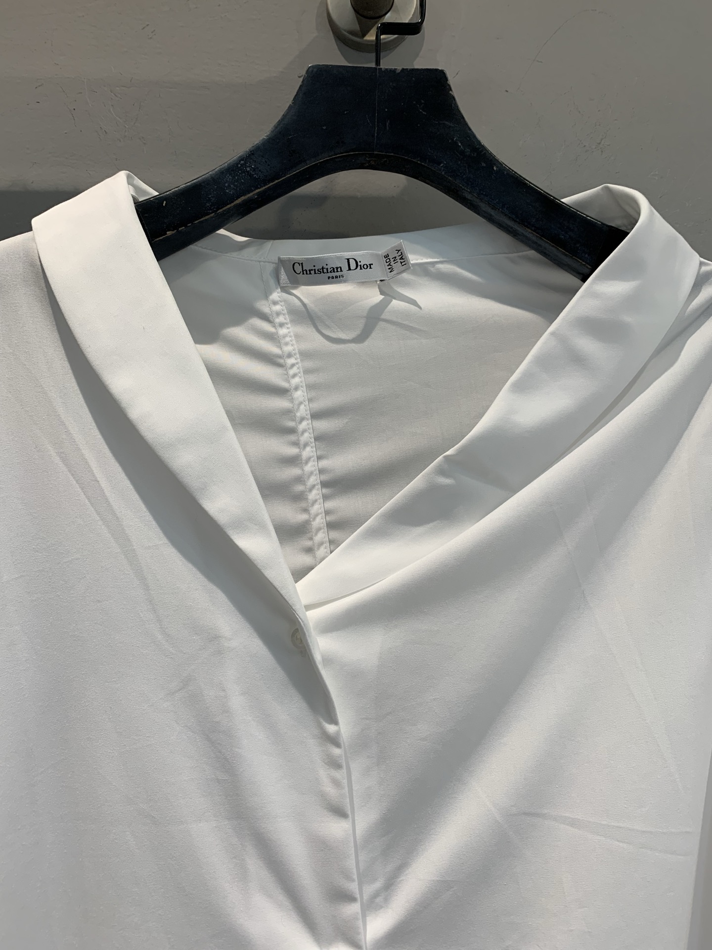 新款🔥出货啦📢 大货实拍 CD2025秋冬新款V领斜肩衬衣。以解构设计全新演绎衣橱里的经典单品。采用白色