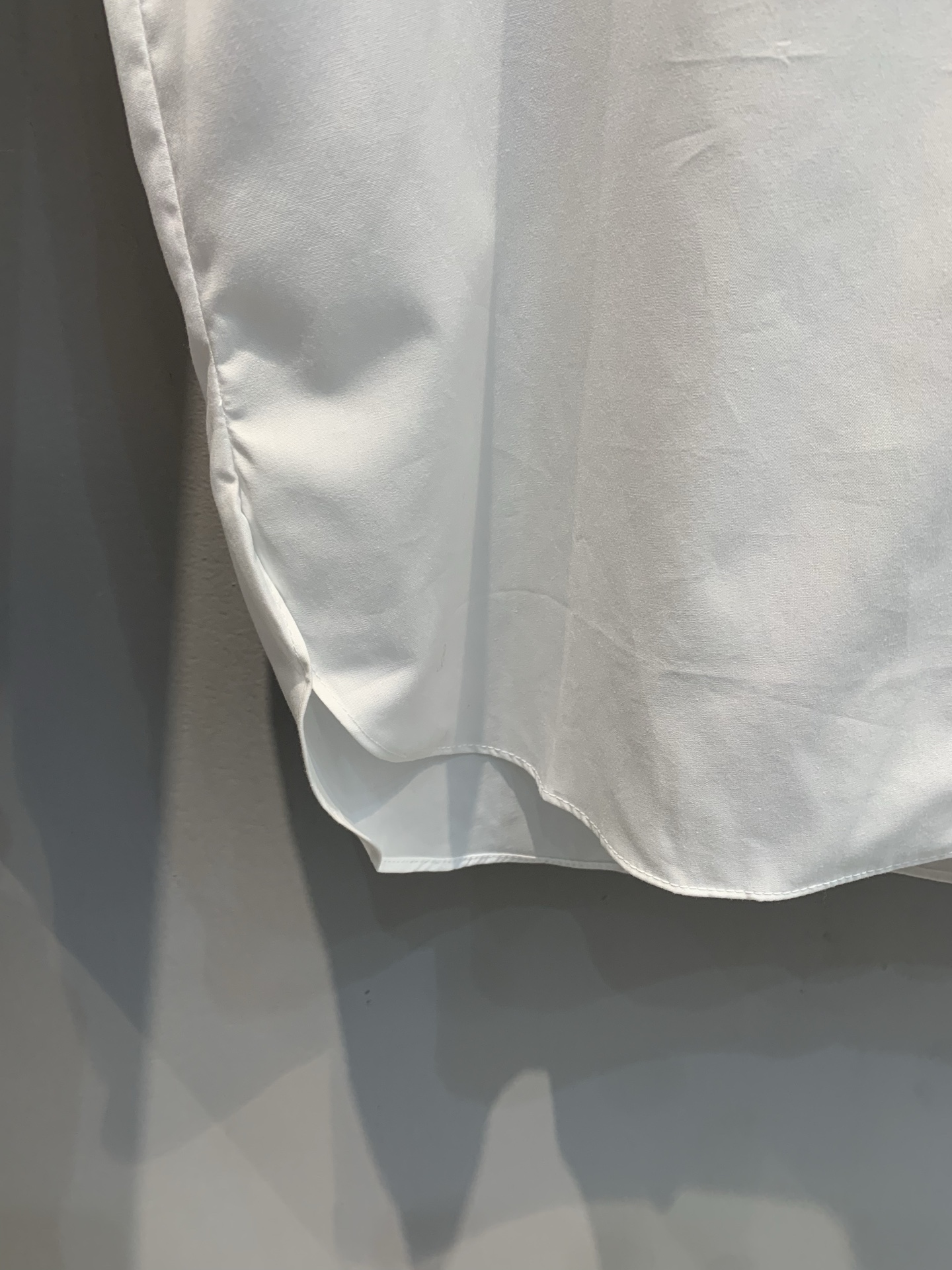 新款🔥出货啦📢 大货实拍 CD2025秋冬新款V领斜肩衬衣。以解构设计全新演绎衣橱里的经典单品。采用白色